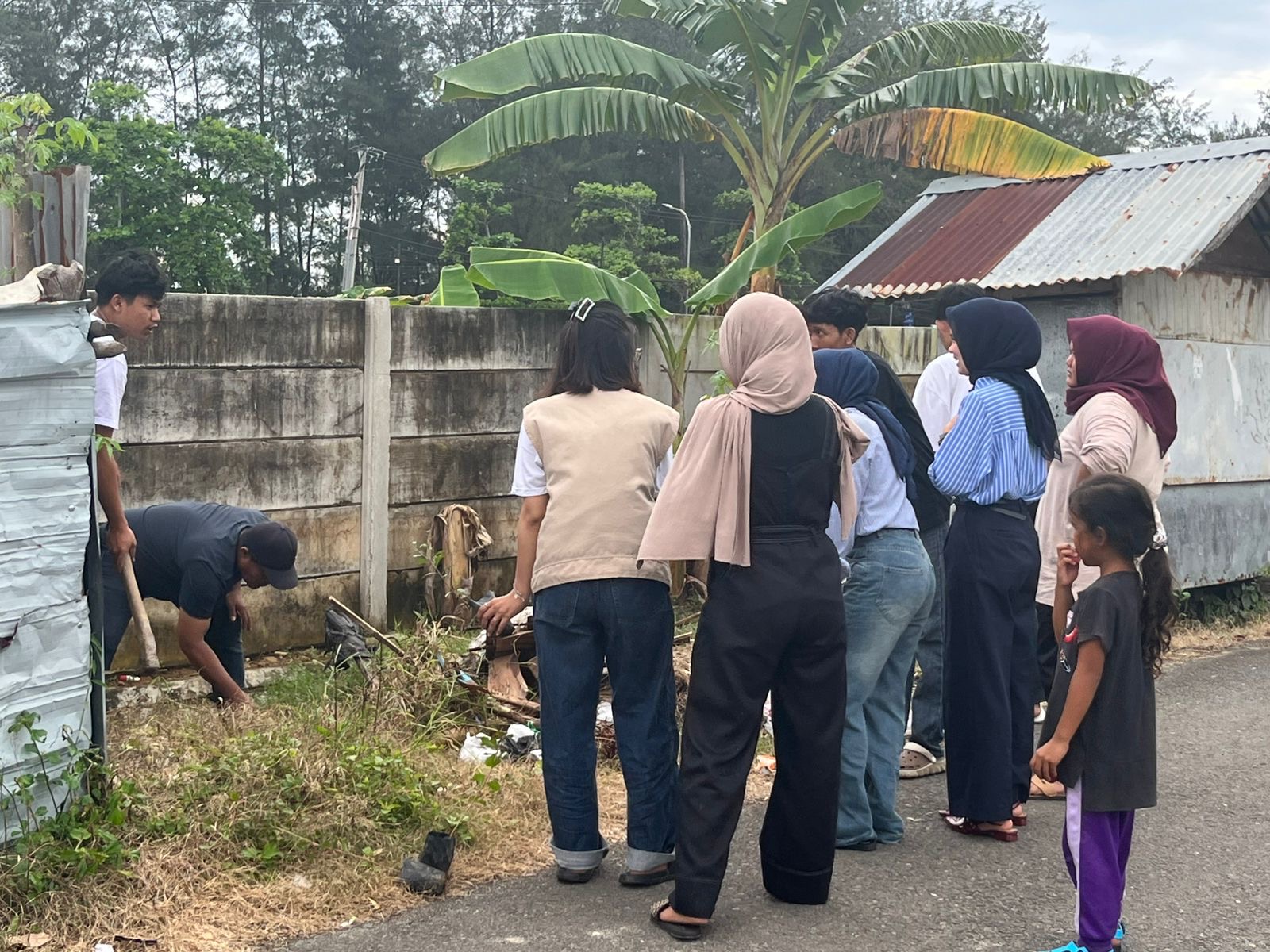 Penanaman pohon buah dan pohon lainnya di rt 14 penurunan 