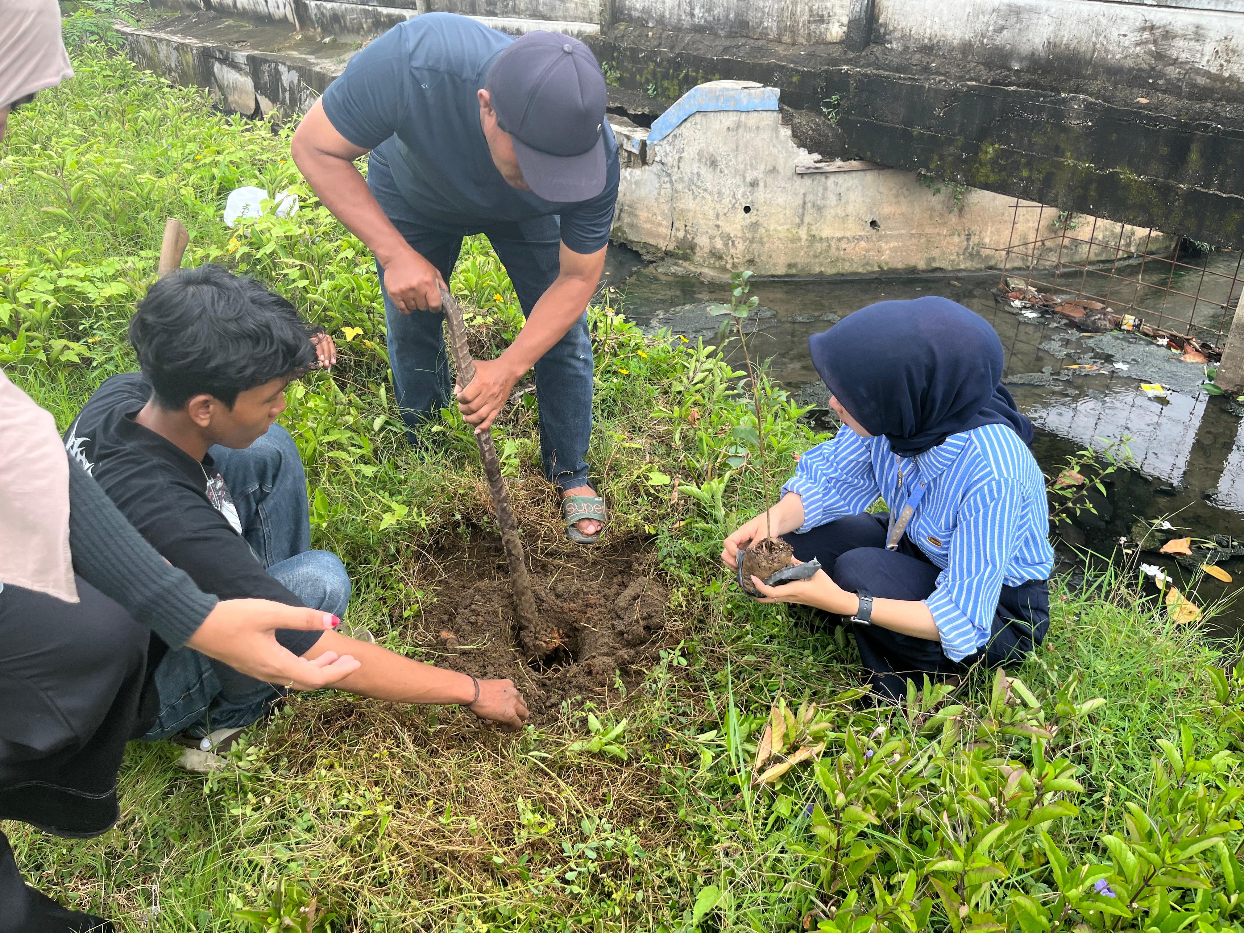 Menanam pohon buah bersama pak rt 15