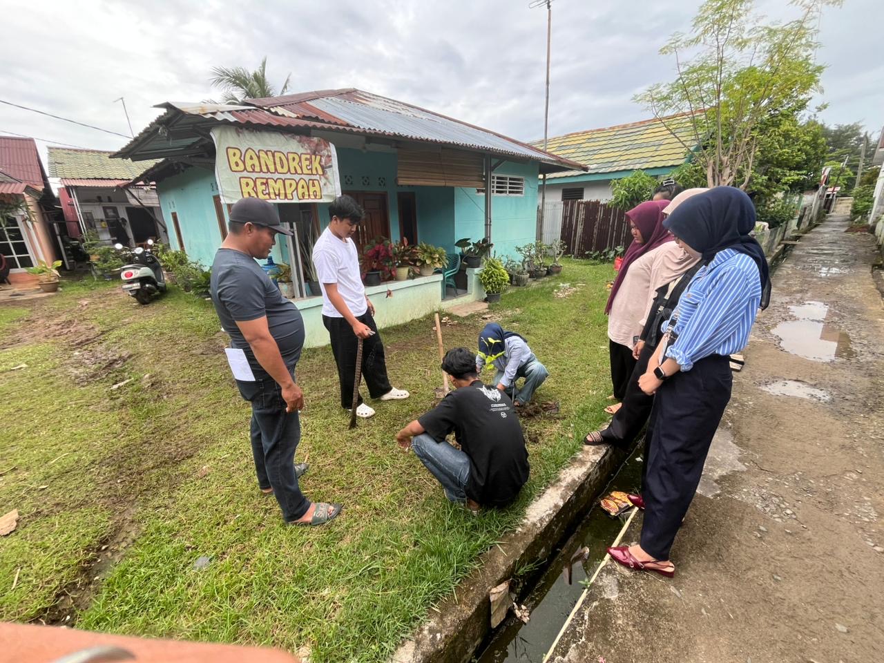 Penanaman pohon buah kelengkeng di depan rumah warga rt 14 penurunan bersama bapak rt 