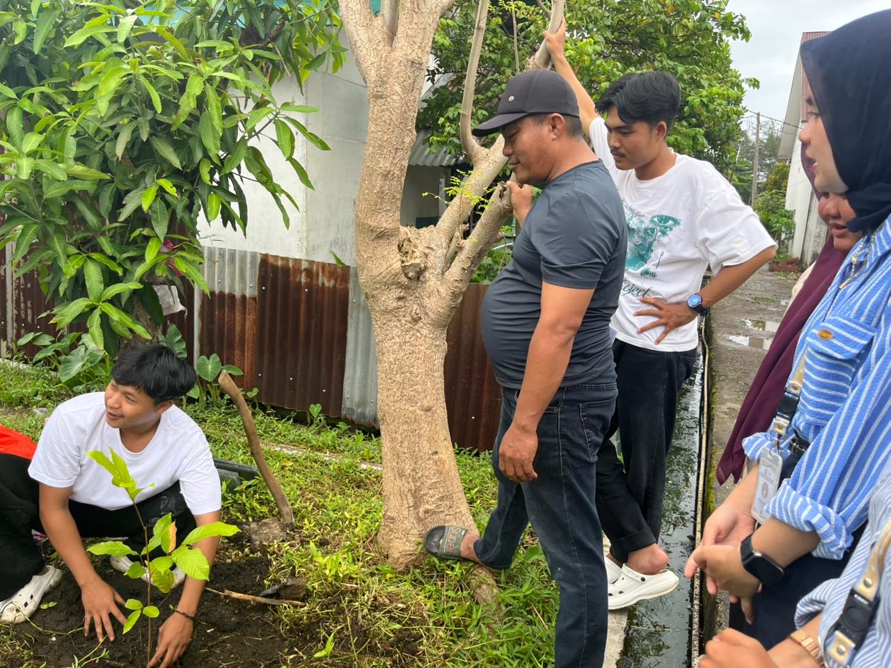Penanaman pohon buah kelengkeng di depan rumah warga rt 14 penurunan bersama bapak rt 