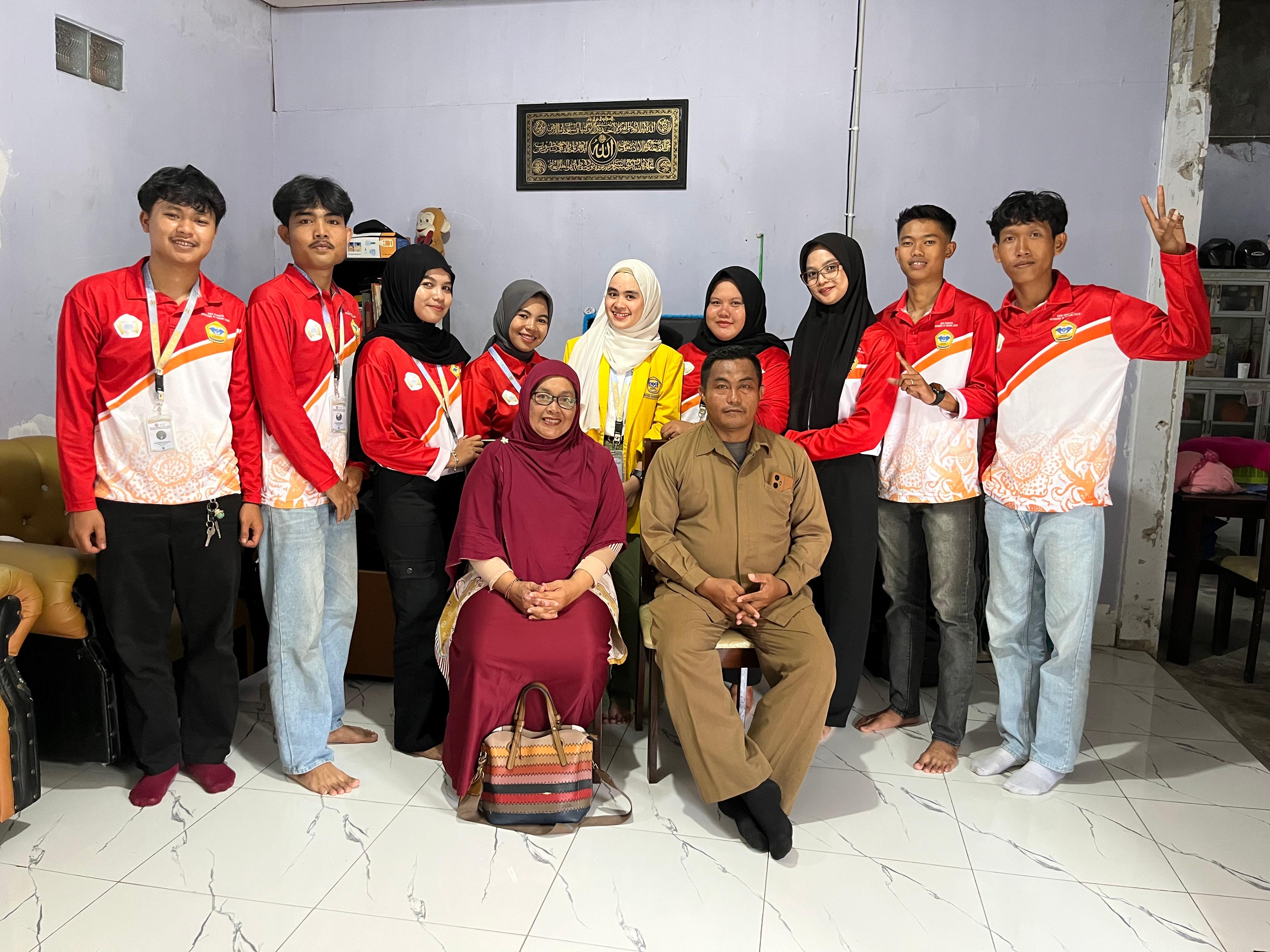 Foto bersama dirumah pak rt 14 penurunan