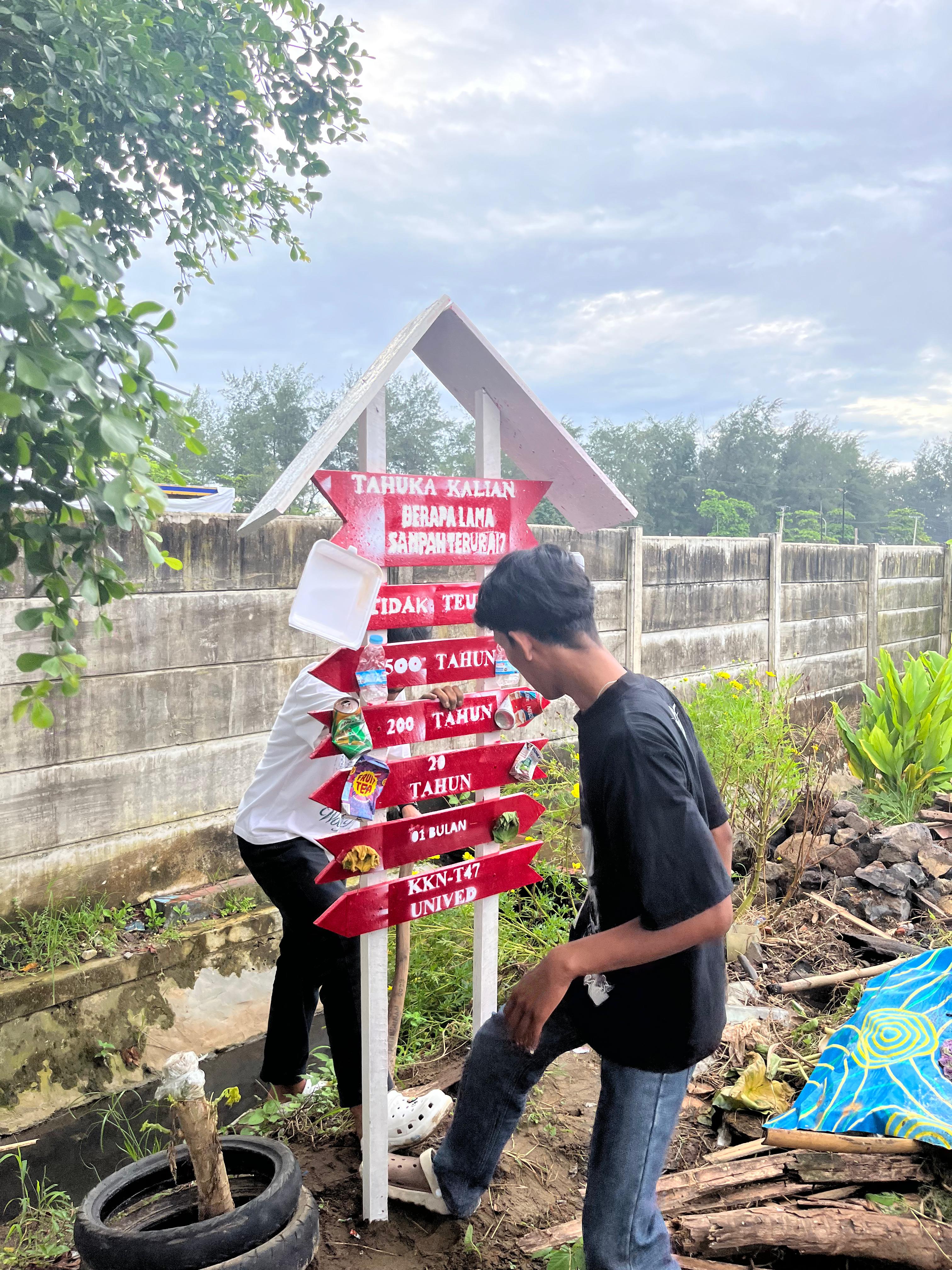 Pemasangan papan edukasi sampah 