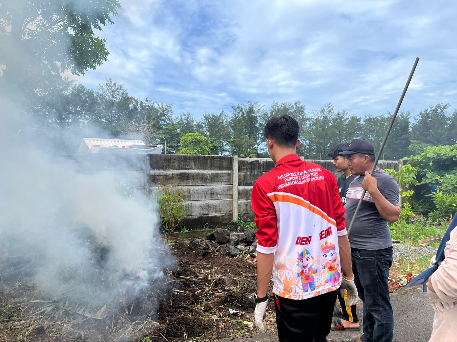 Membakar sampah plastik 