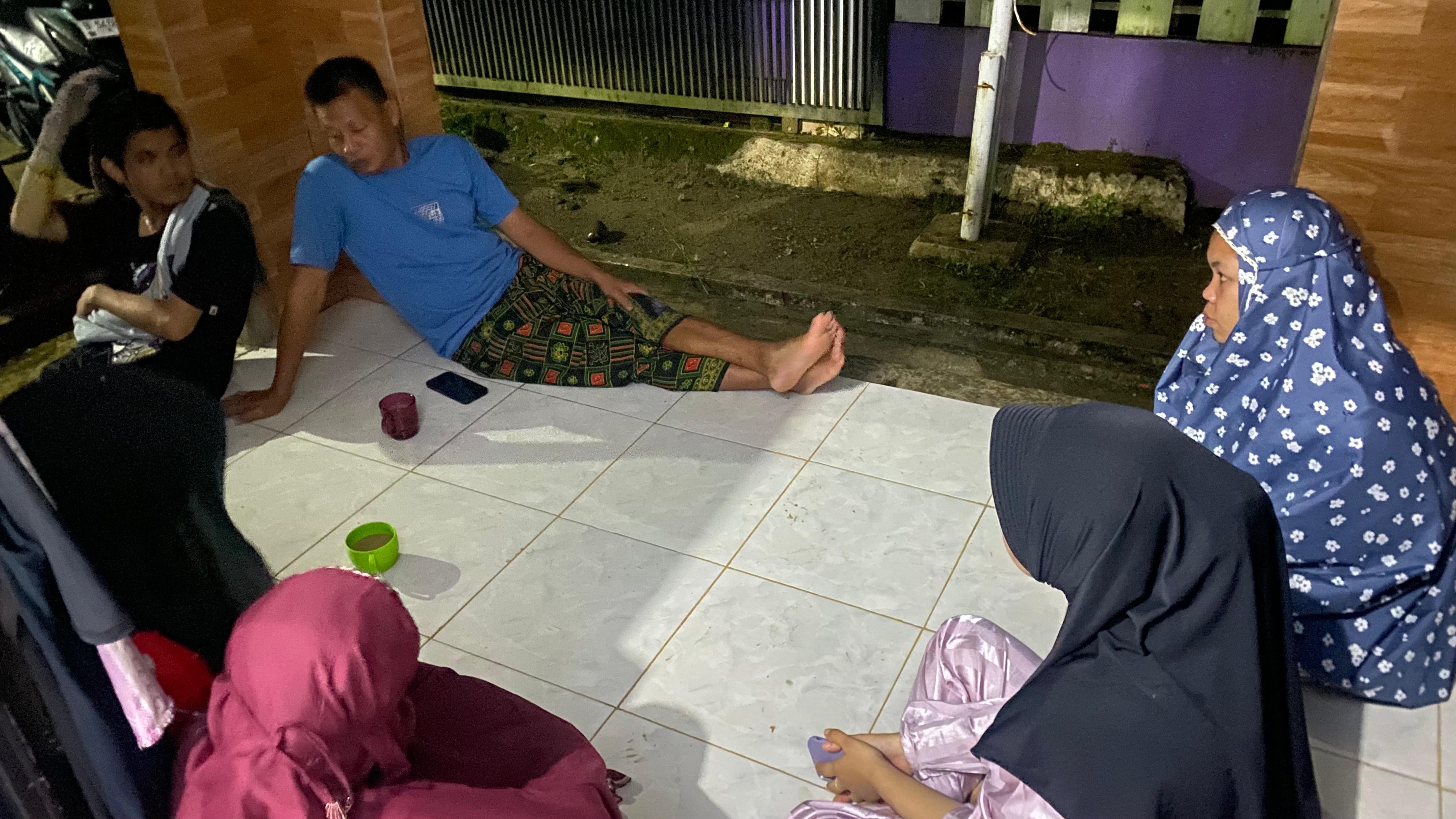 Bapak kasi pemerintahan berkunjung ke posko