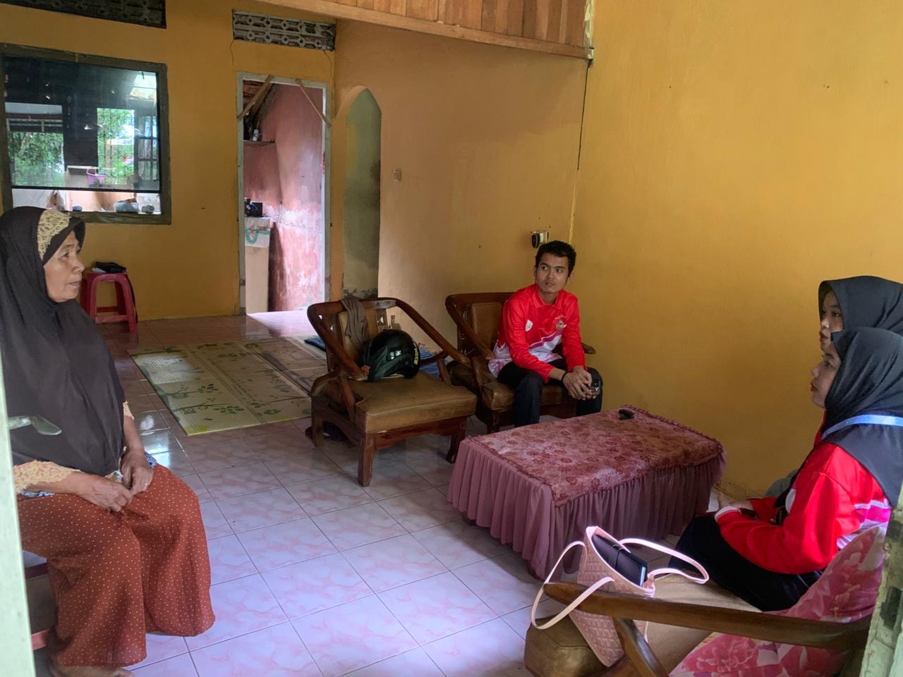 Berkunjung ke rumah warga