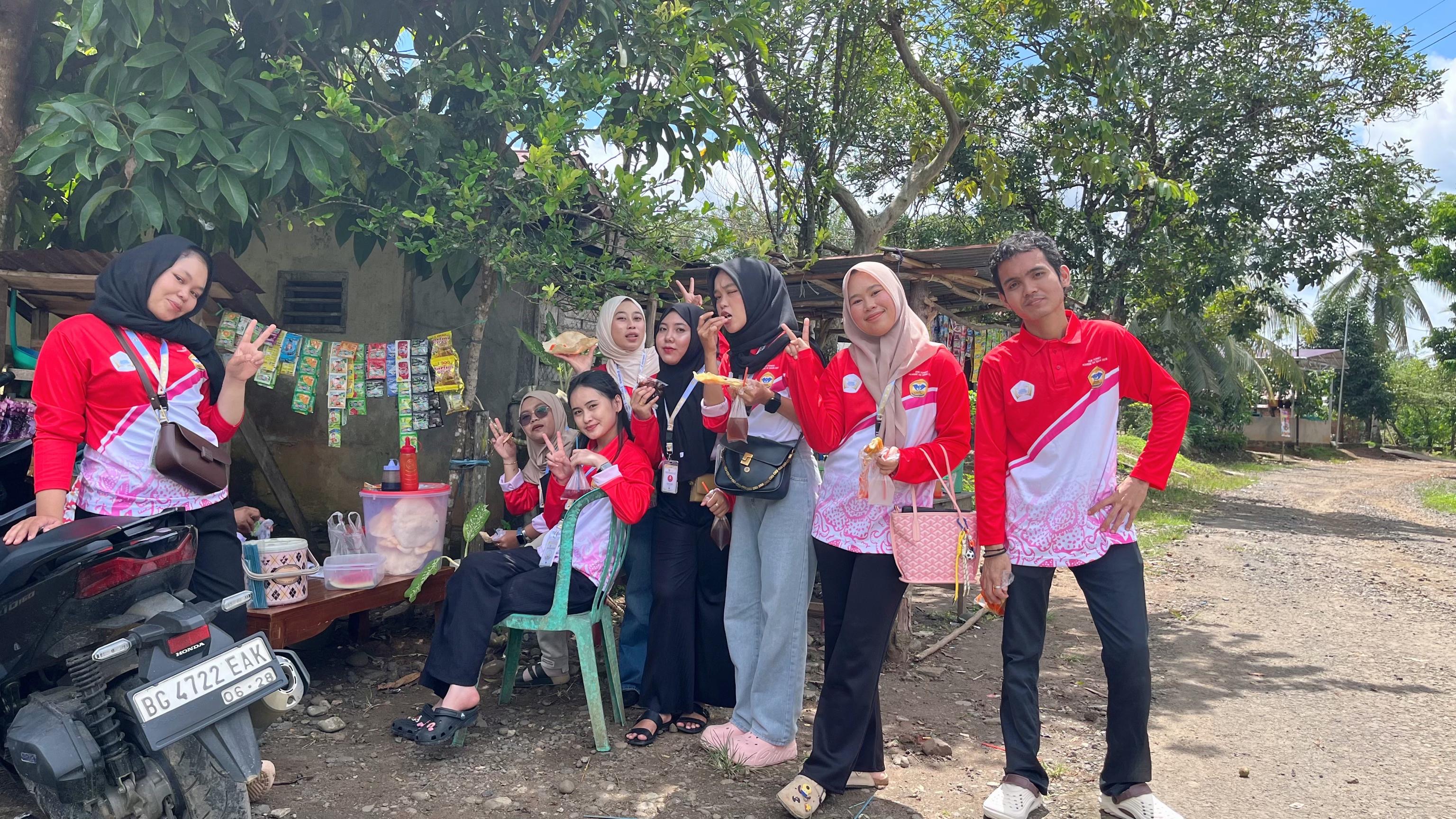 Meramaikan dagangan warga