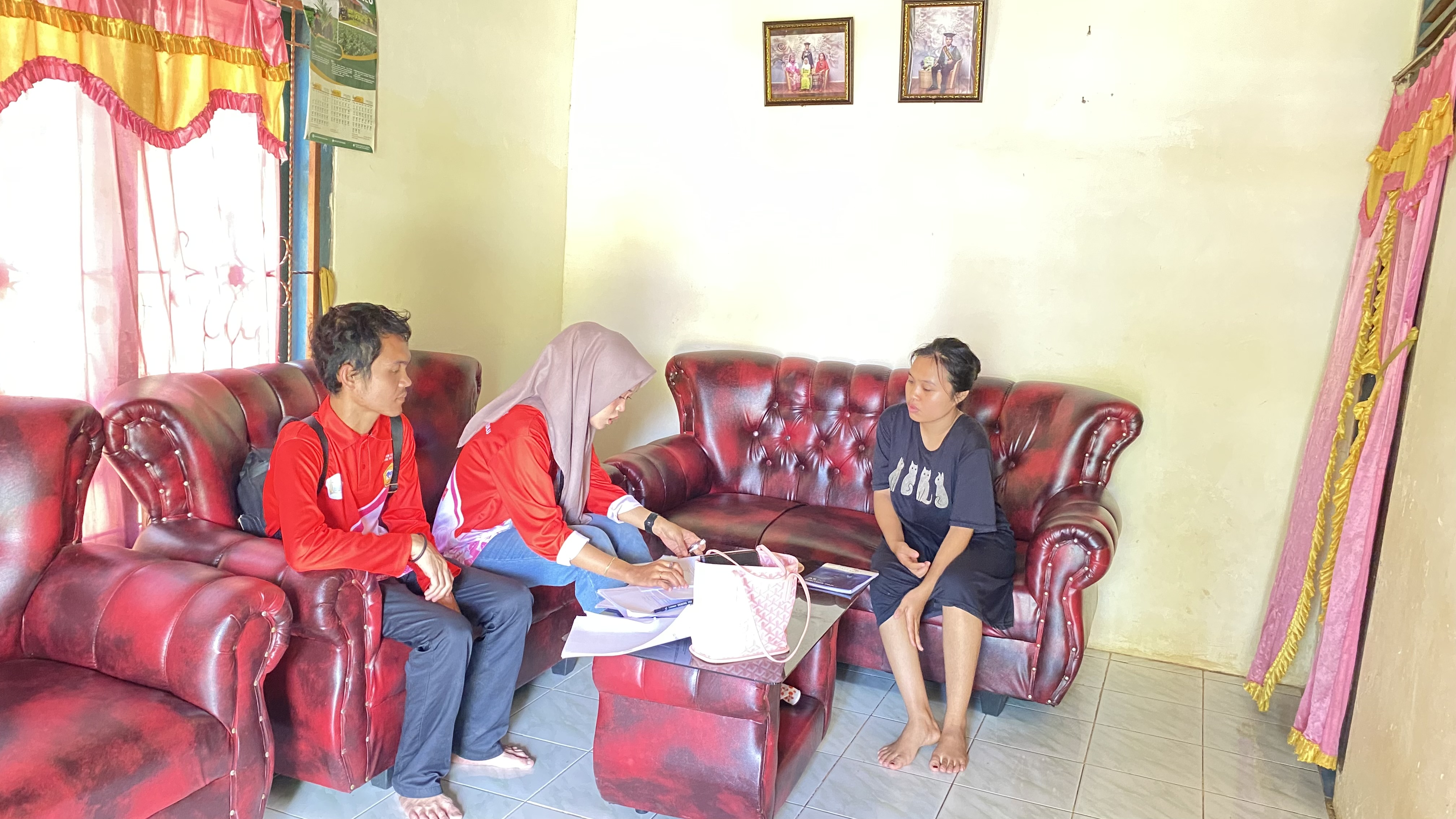 Berkunjung ke rumah warga