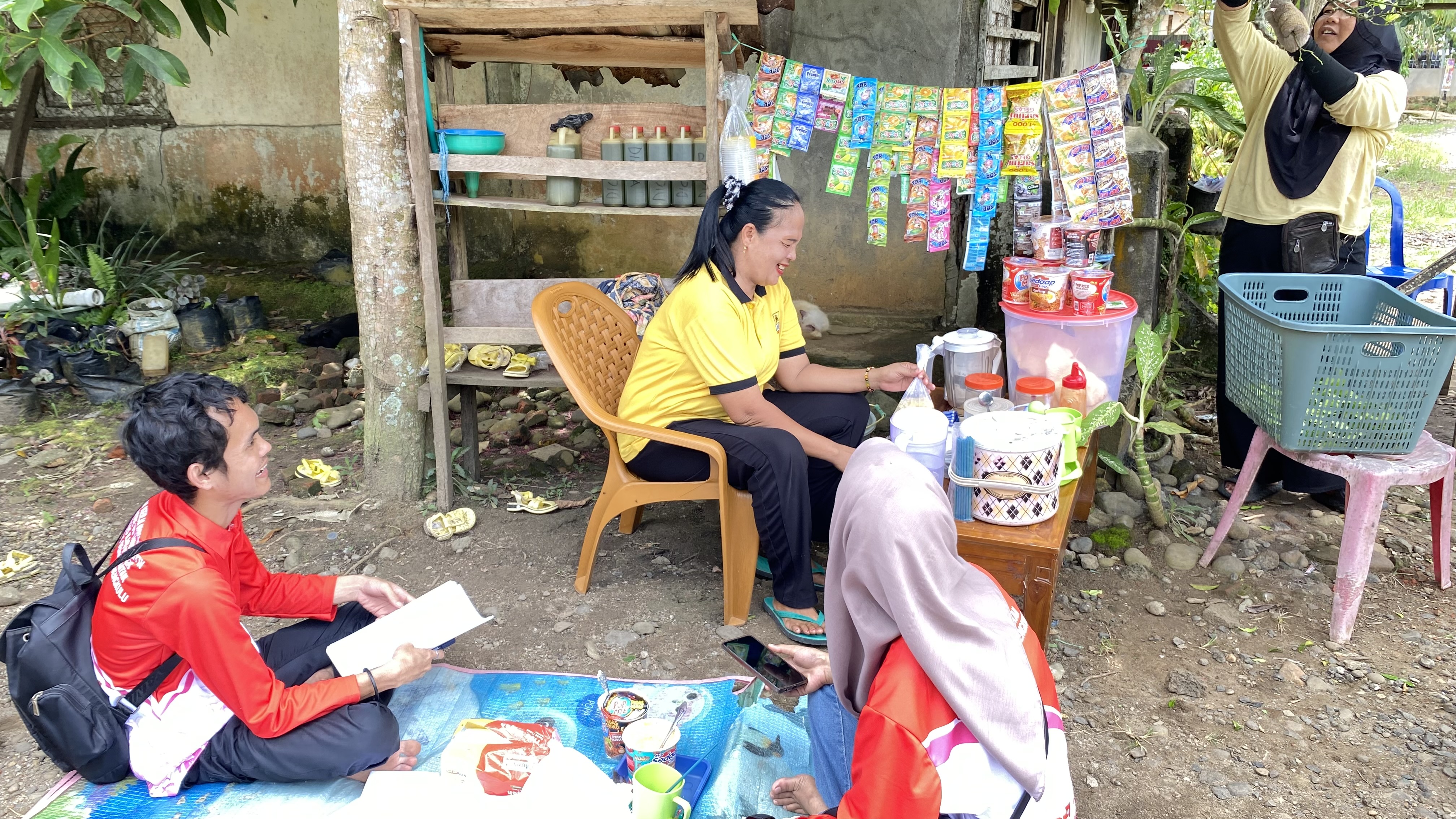 Berkunjung ke rumah warga