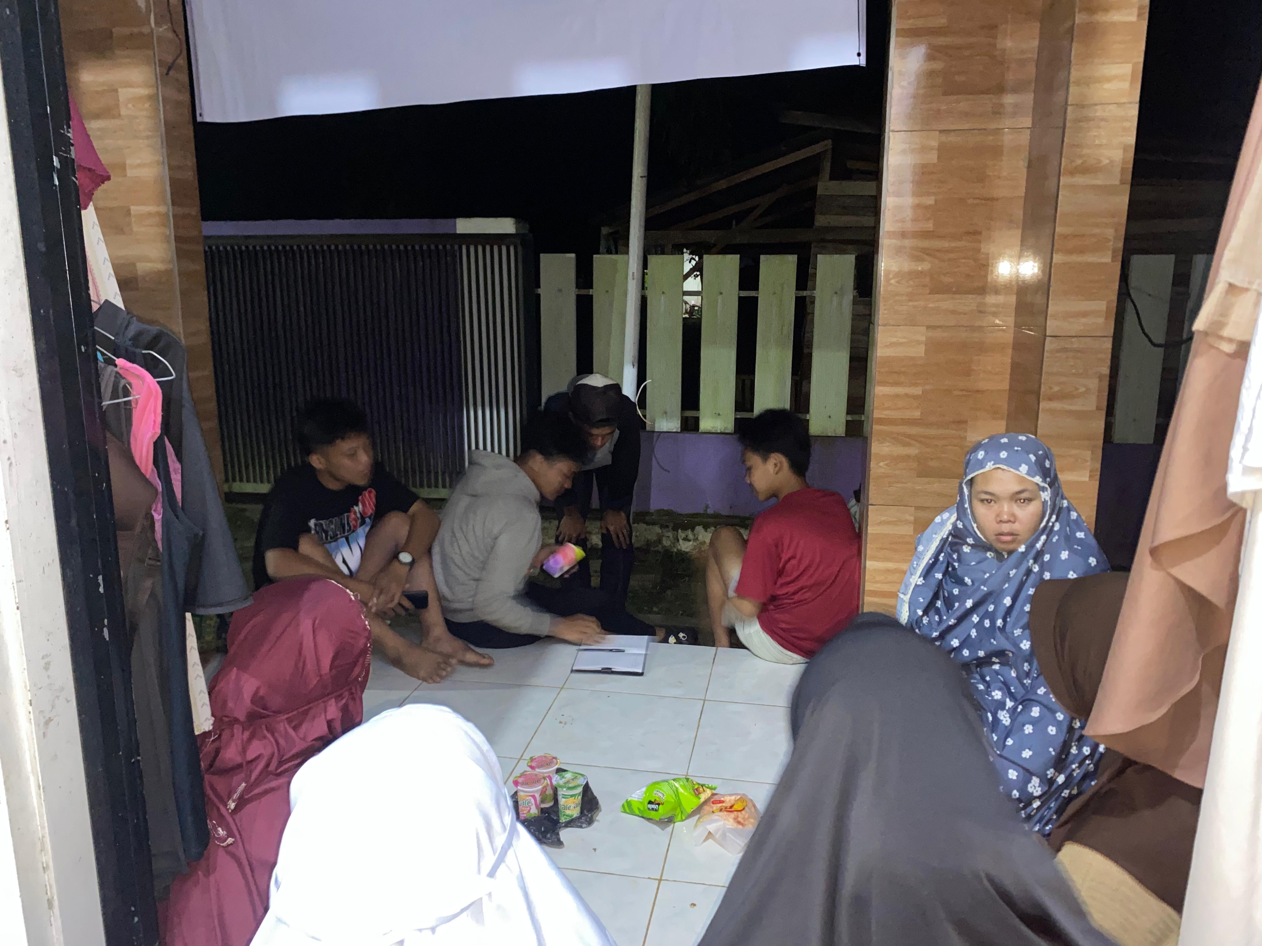 Pemuda karang taruna berkunjung ke posko