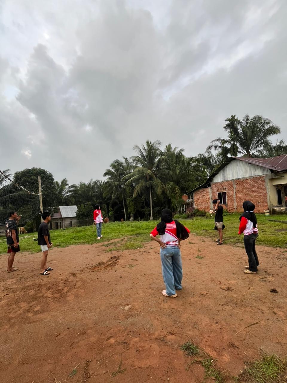 Kegiatan main bola volly bersama pemuda karang taruna desa air putih