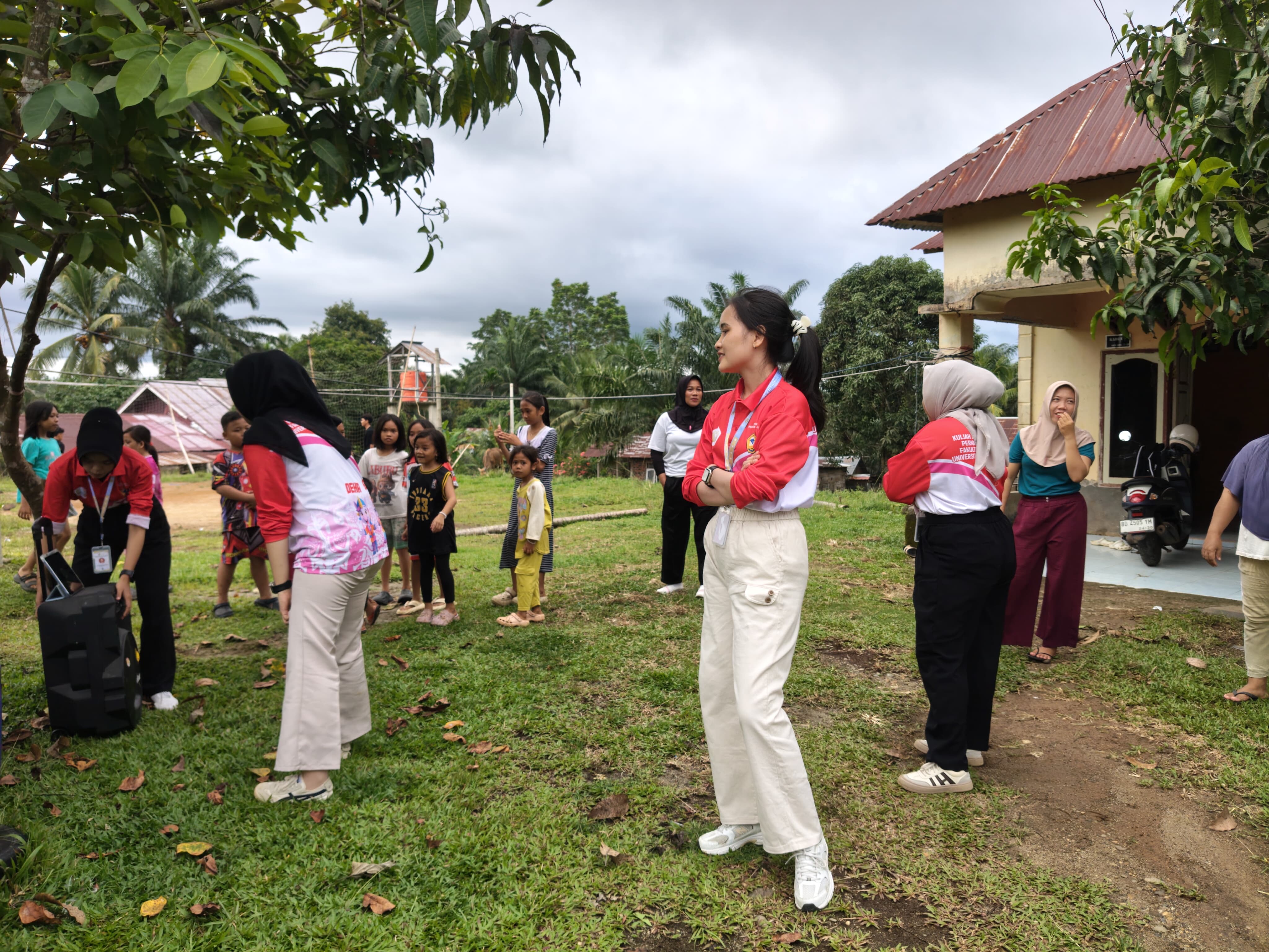 Bermain bola volly bersama ibu ibu di desa air putih