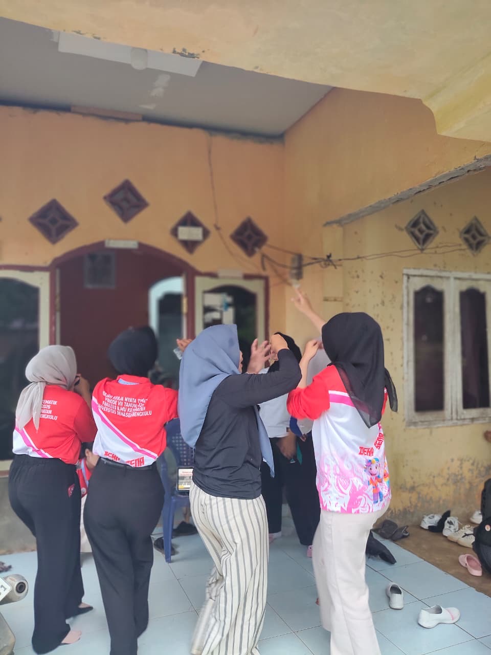 Kumpul dan bernyanyi di rumah ibu kadun