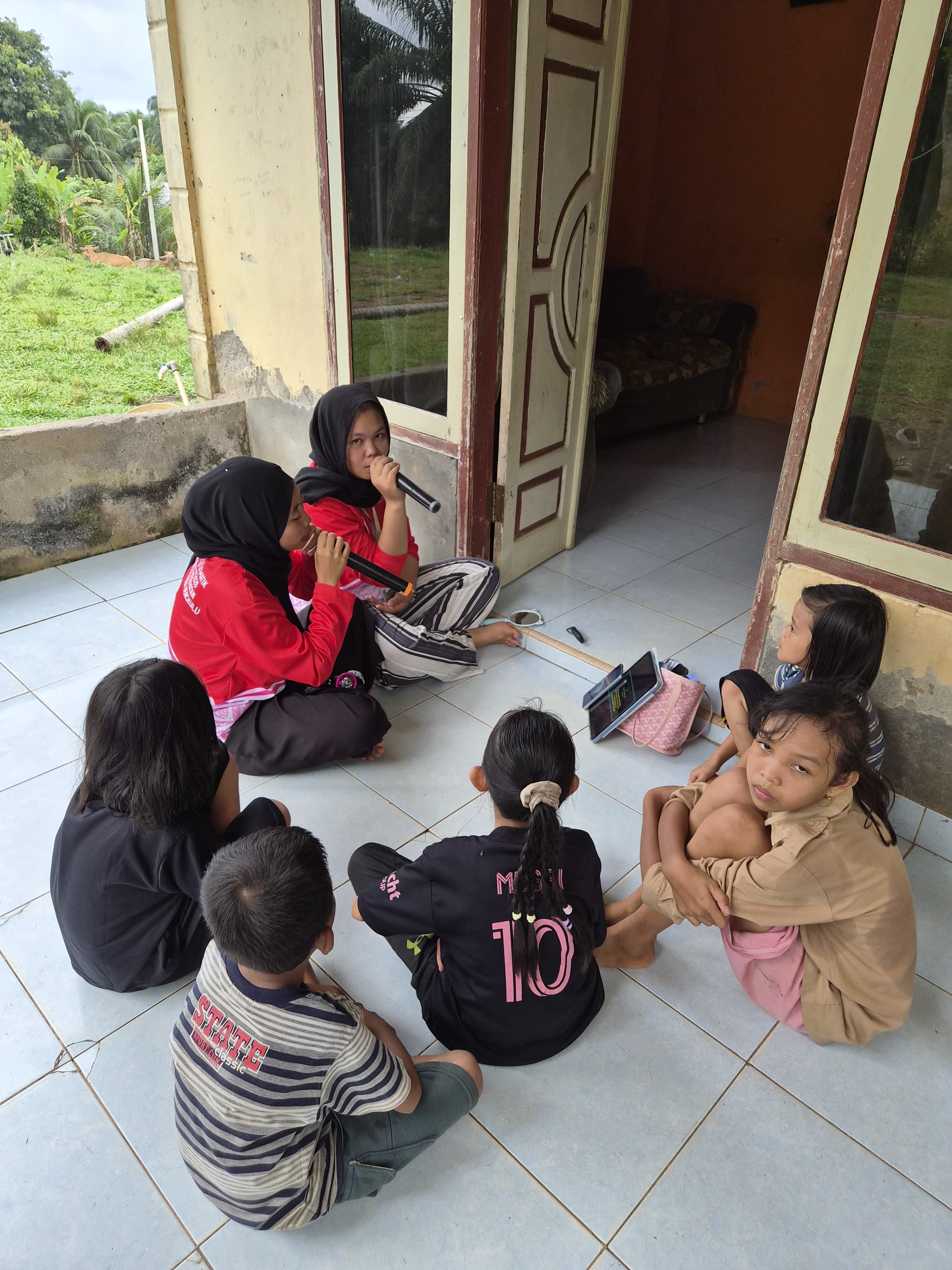 Bernyanyi bersama ibu