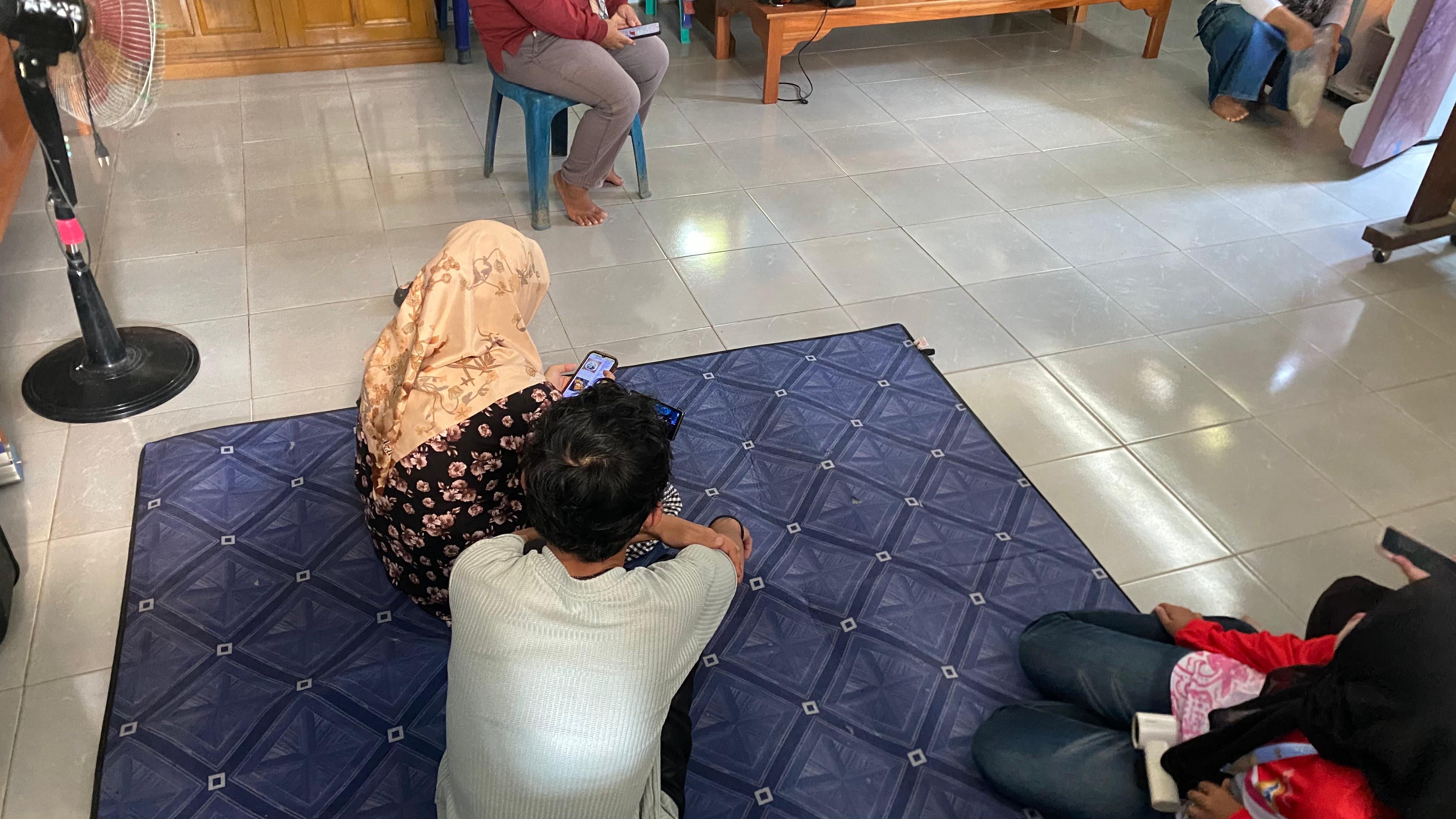 Berbincang bersama anggota perangkat desa