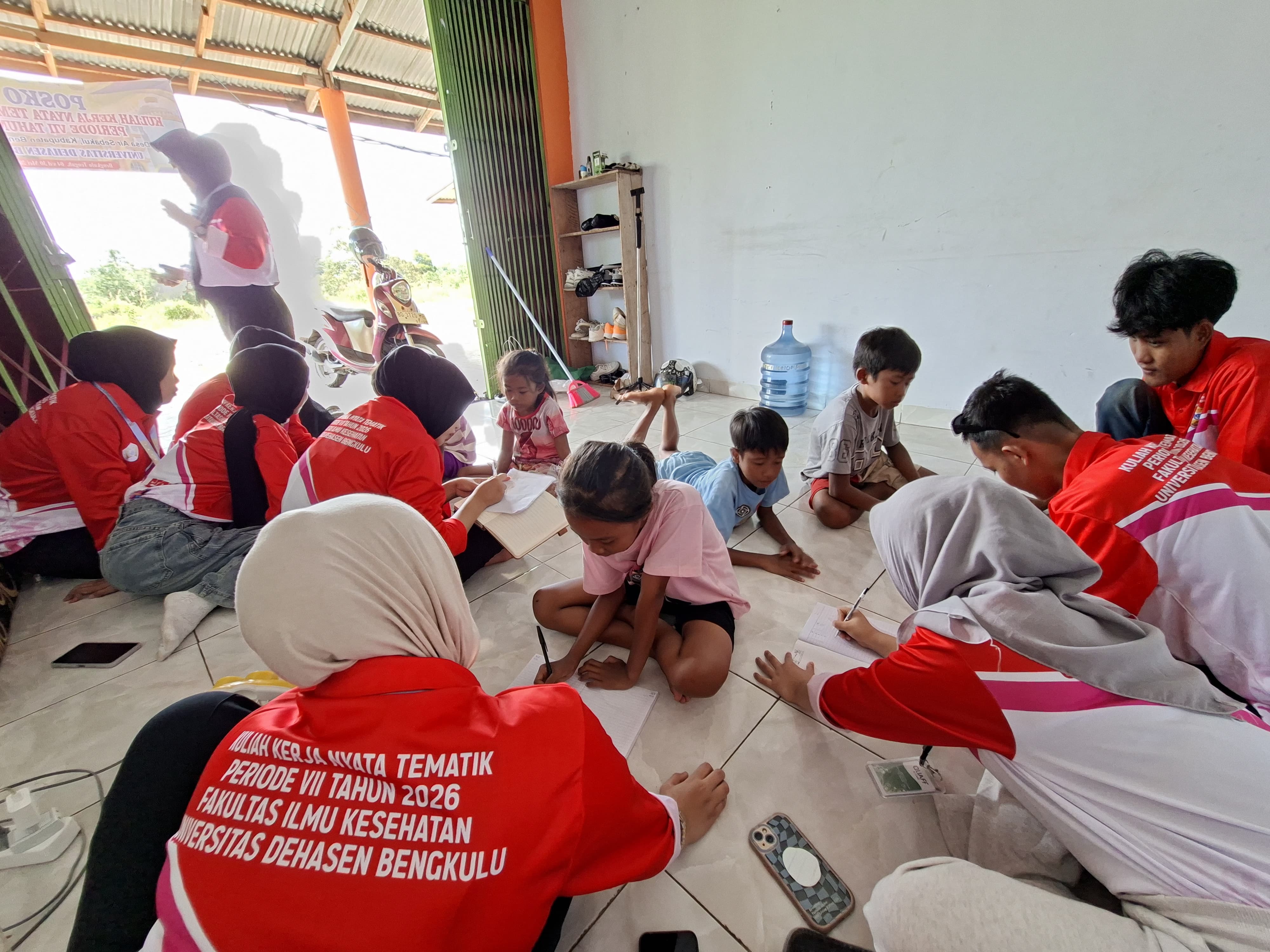 Kegiatan membantu anak-anak  belajar bersama, di posko kelompok v di Air Sebakul 