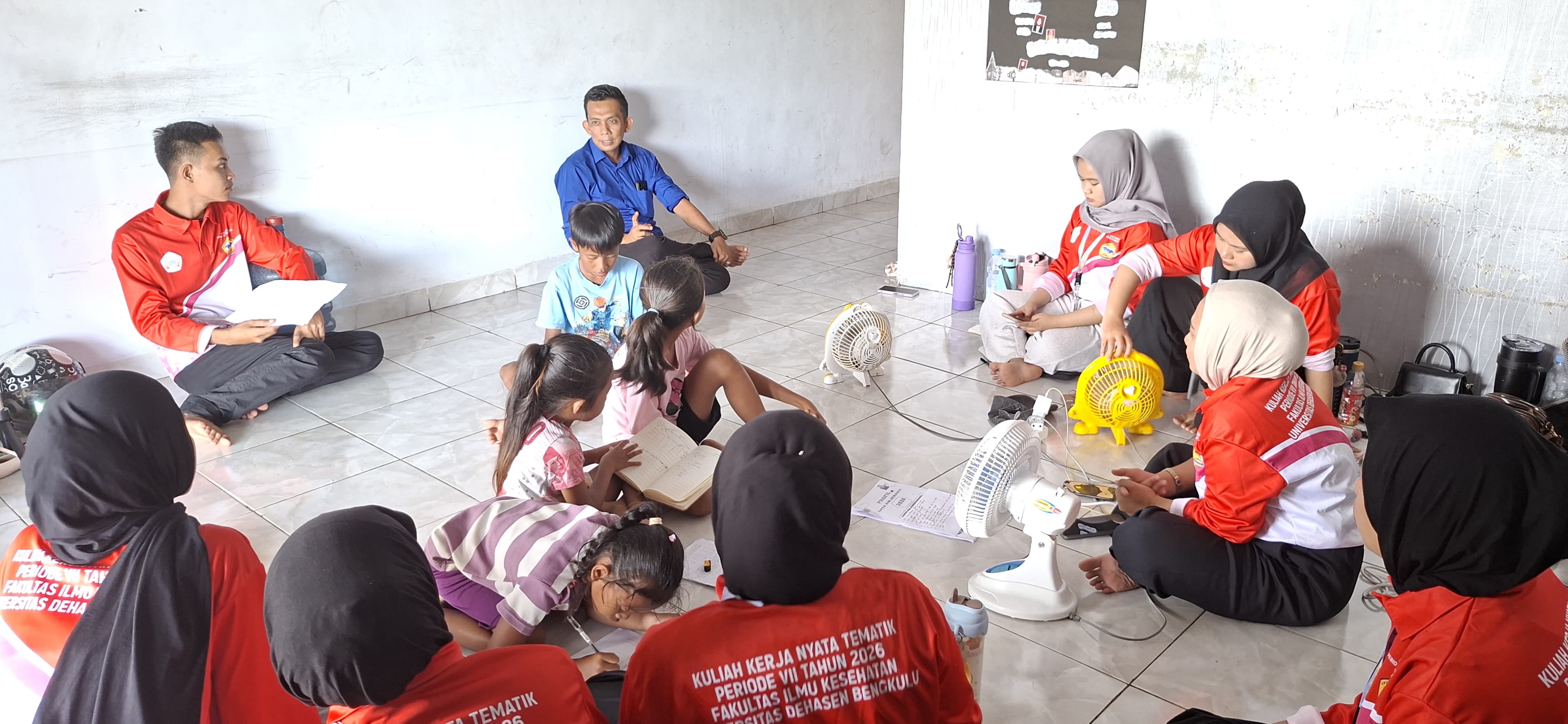 DPL melakukan silaturahmi ke posko KKN untuk memberikan arahan serta evaluasi kegiatan mahasiswa 