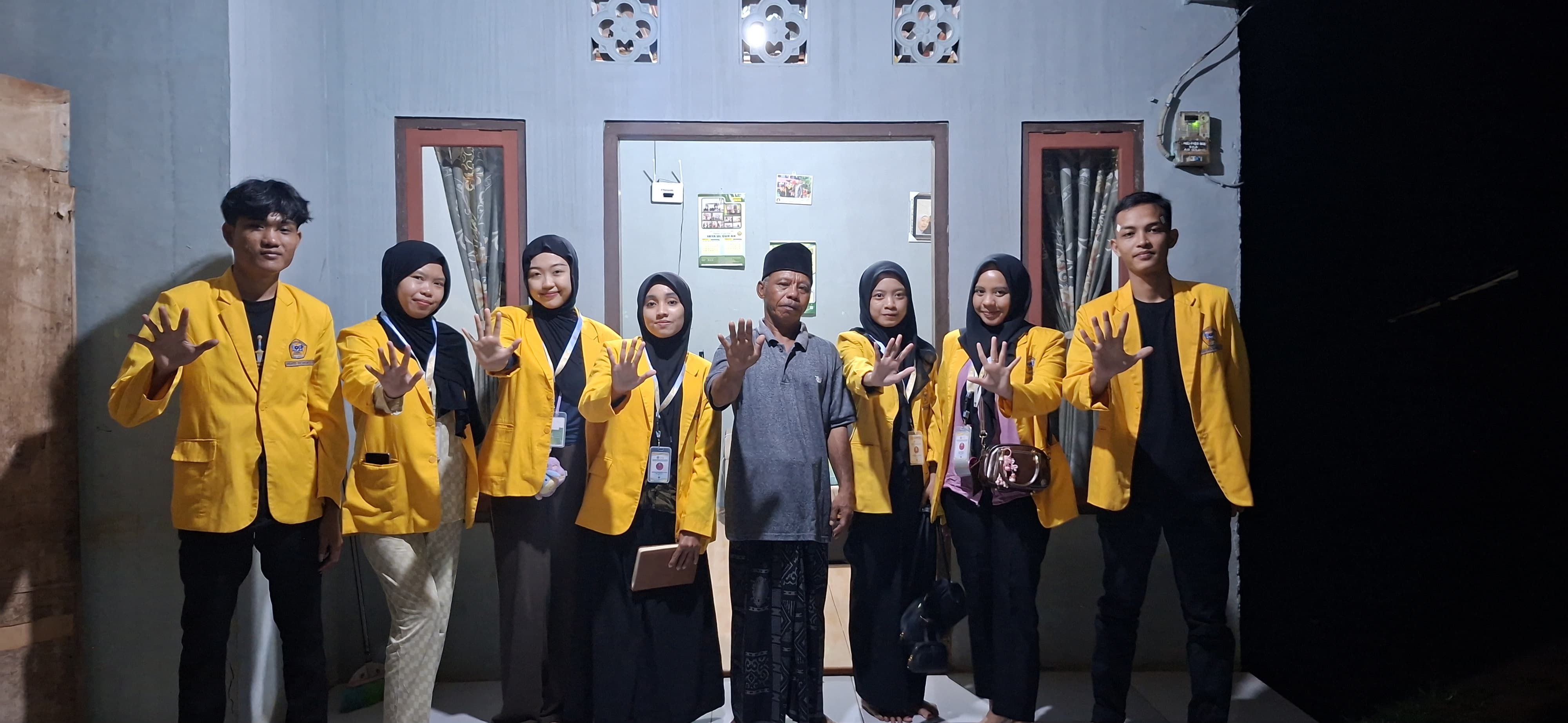 Silaturahmi ke rumah kadun 2 Air Sebakul sebagai dari pelaksanaan program KKN