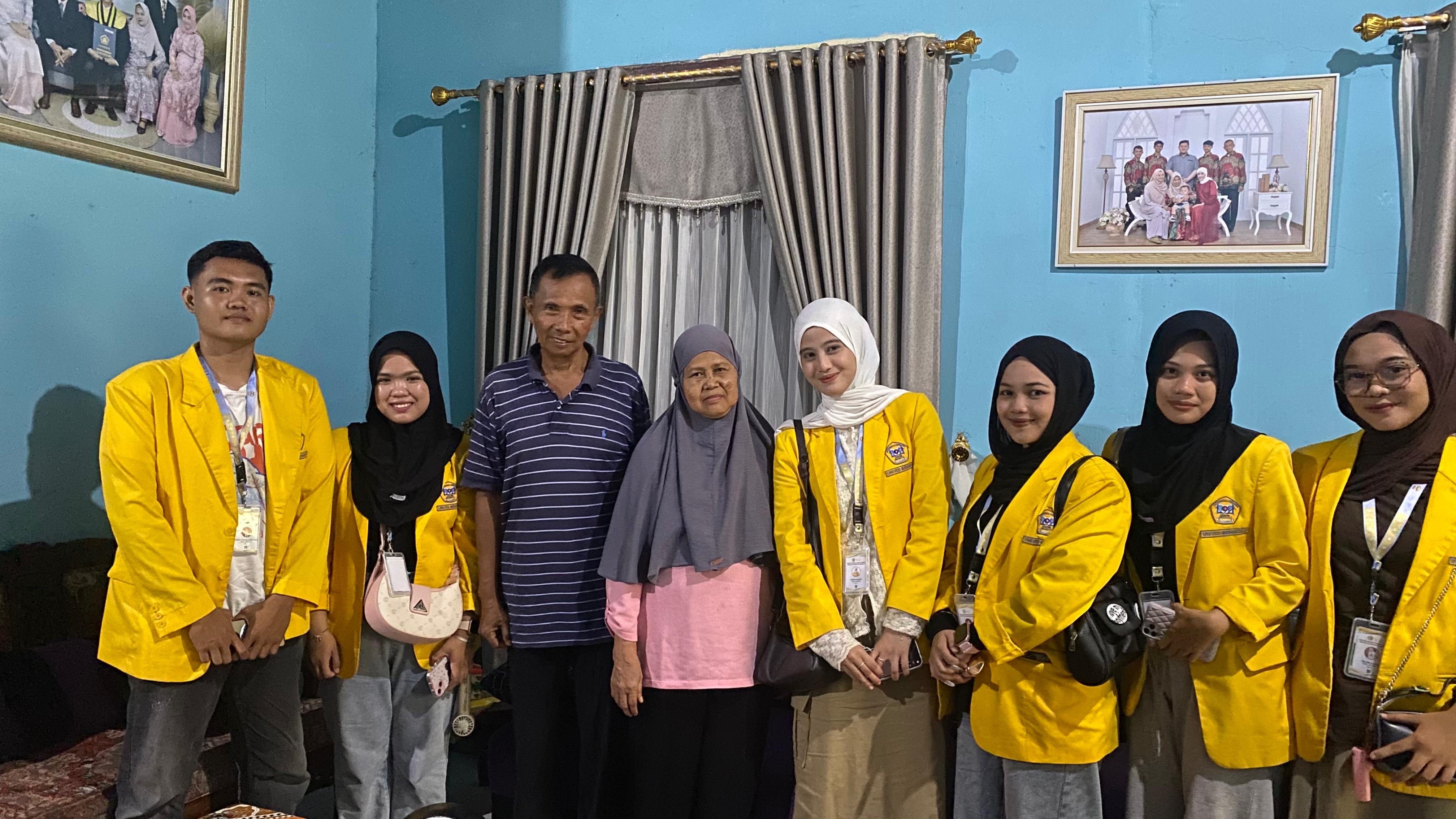 Kunjungan kerumah toko adat
