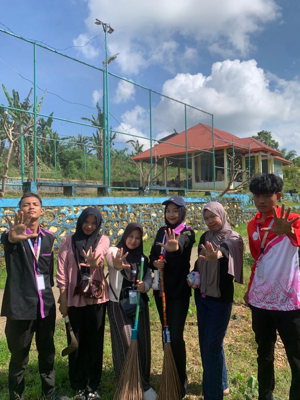 Gotong Royong Membersihkan Danau Cek Dam