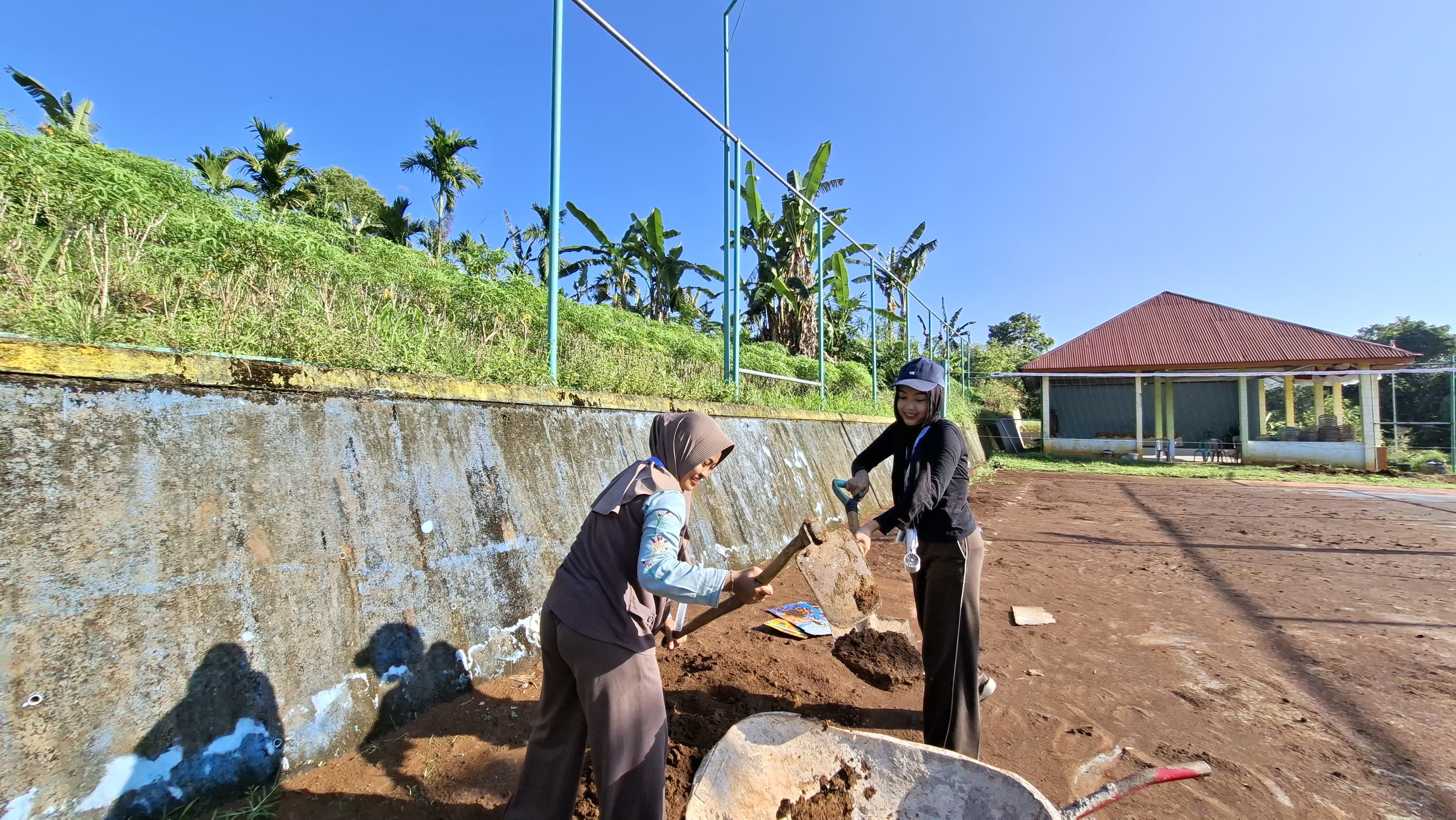 Kegiatan Gotong Royong Membersihkan Lapangan Volly di Depan Gedung GSG Air Sebakul 