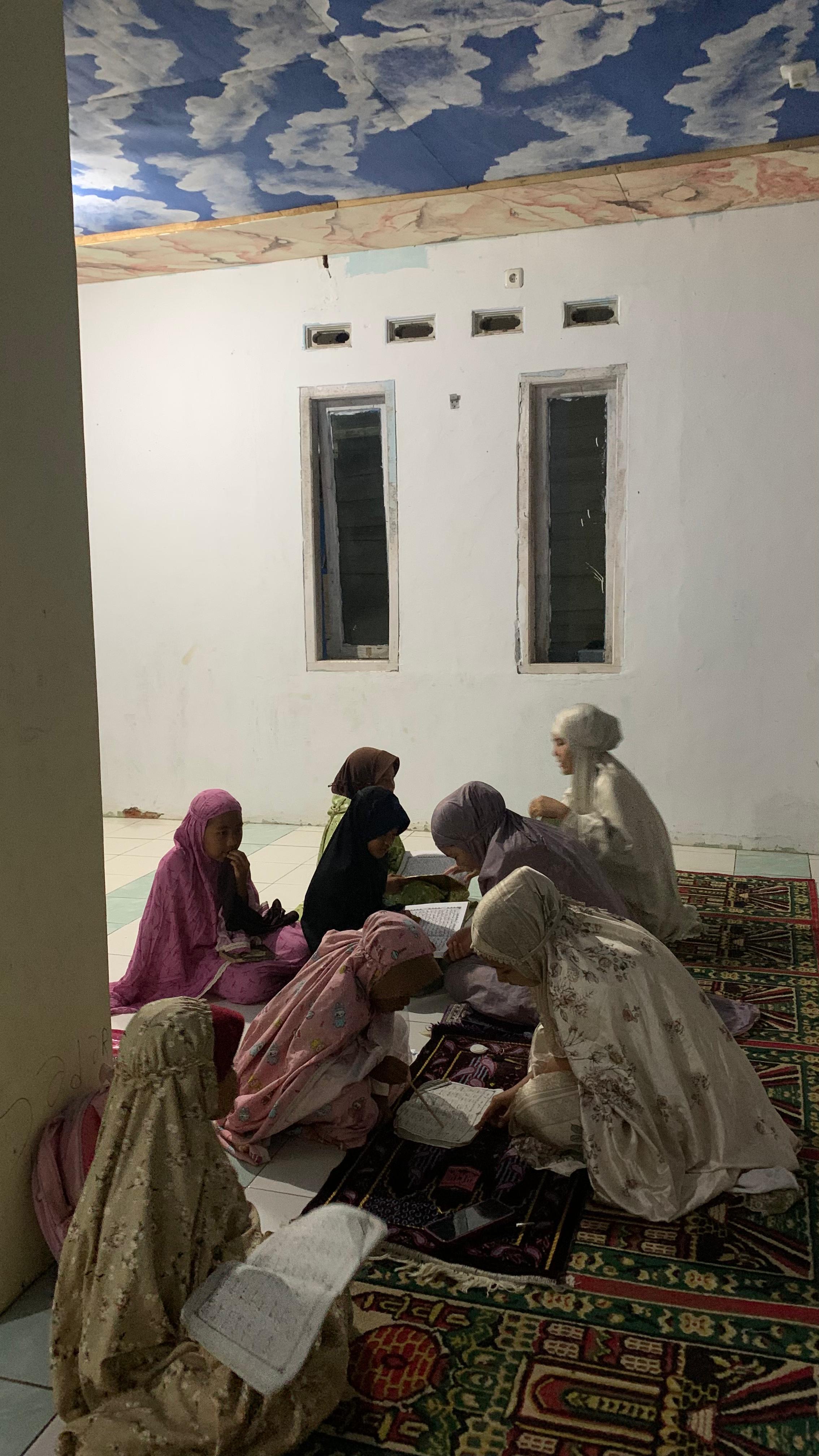sholat berjamaah dan tadarus bersama anak anak dimushola desa air sebakul 