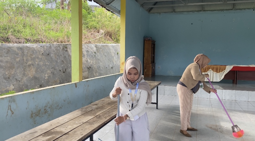 Membersihkan gedung serbaguna di desa air sebakul