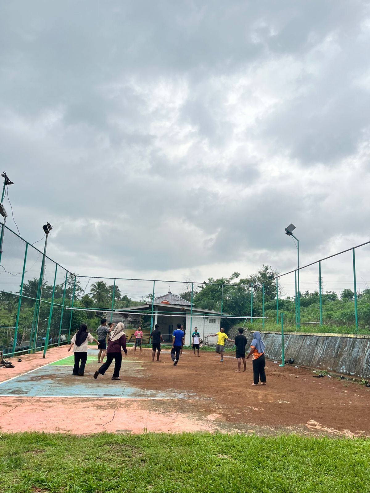 Bermain voli bersama warga desa air sebakul