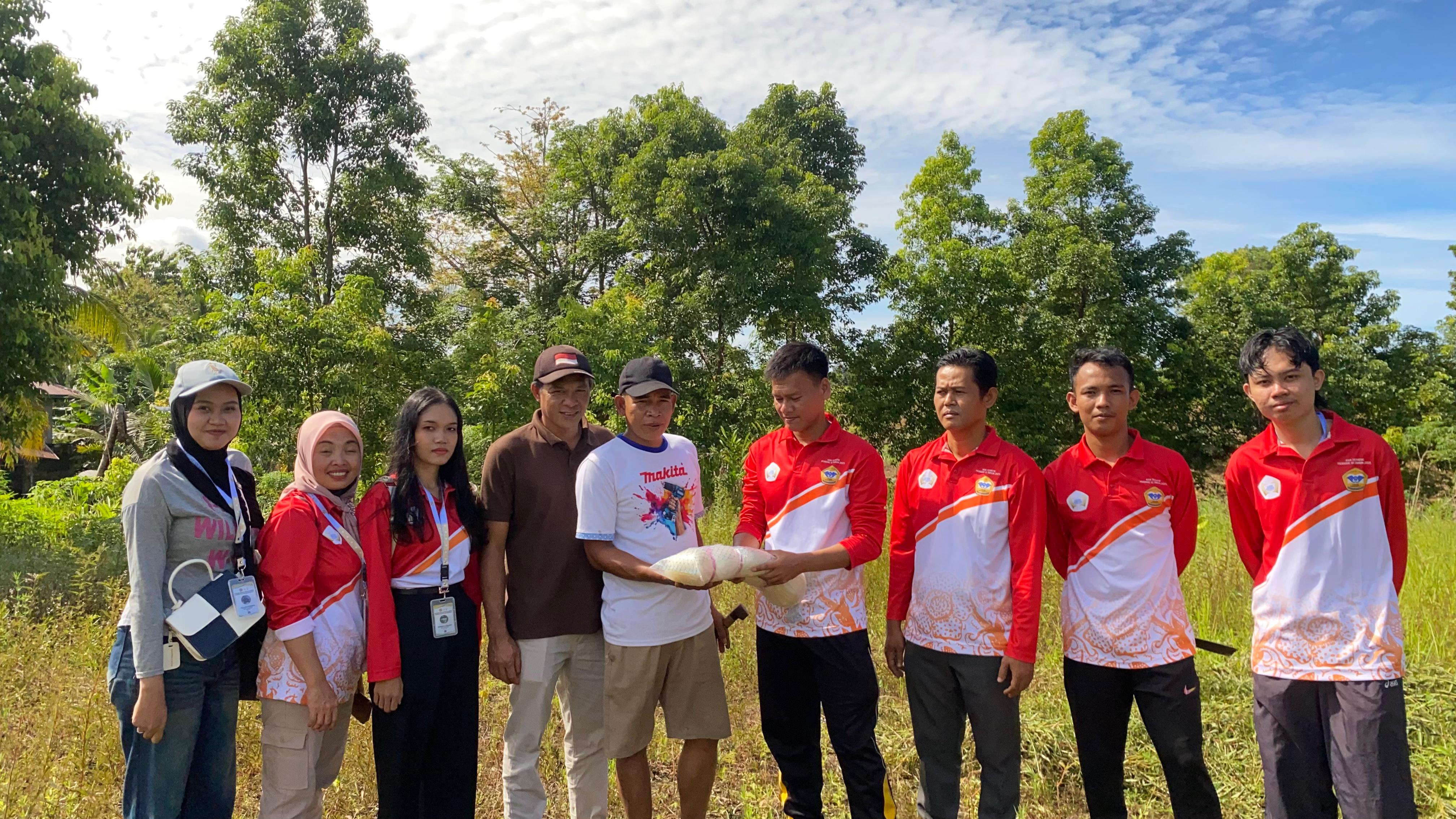 penyerahan bibit yg akan di tanam