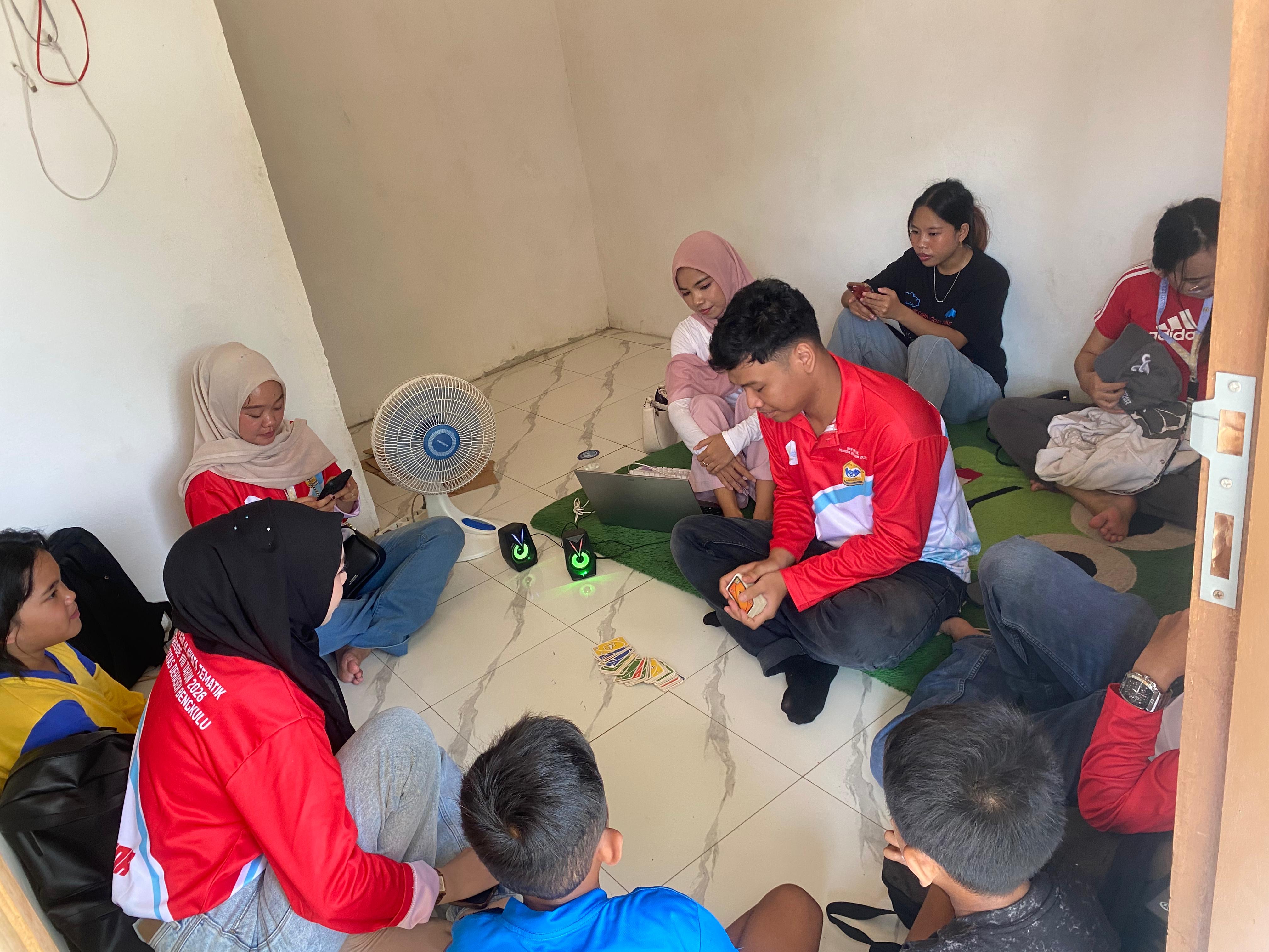 Berkumpul di Posko Bersama Anak Anak RT 14