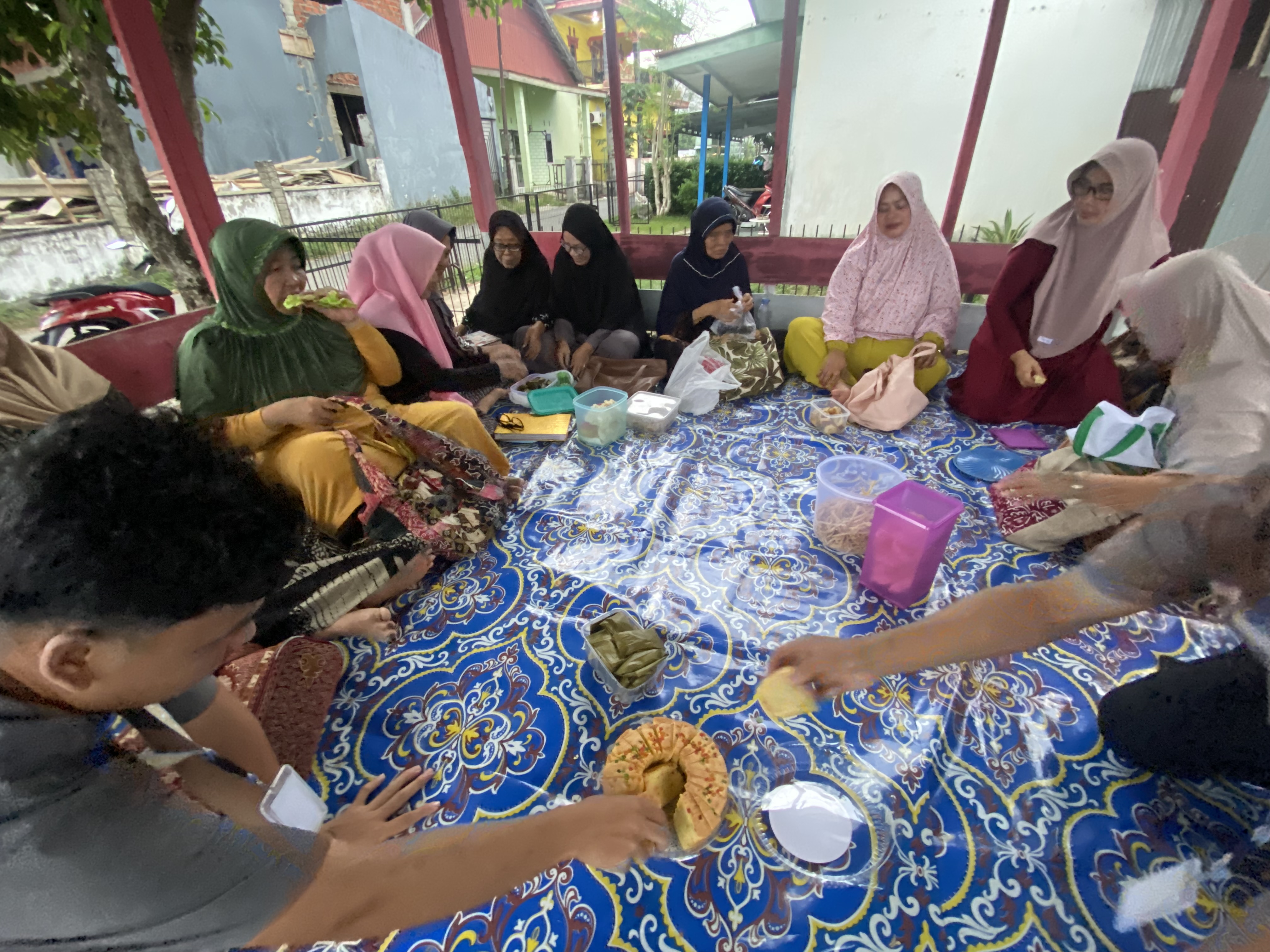 Makan Bersama Ibu Ibu RT 14 Setelah Pengajian