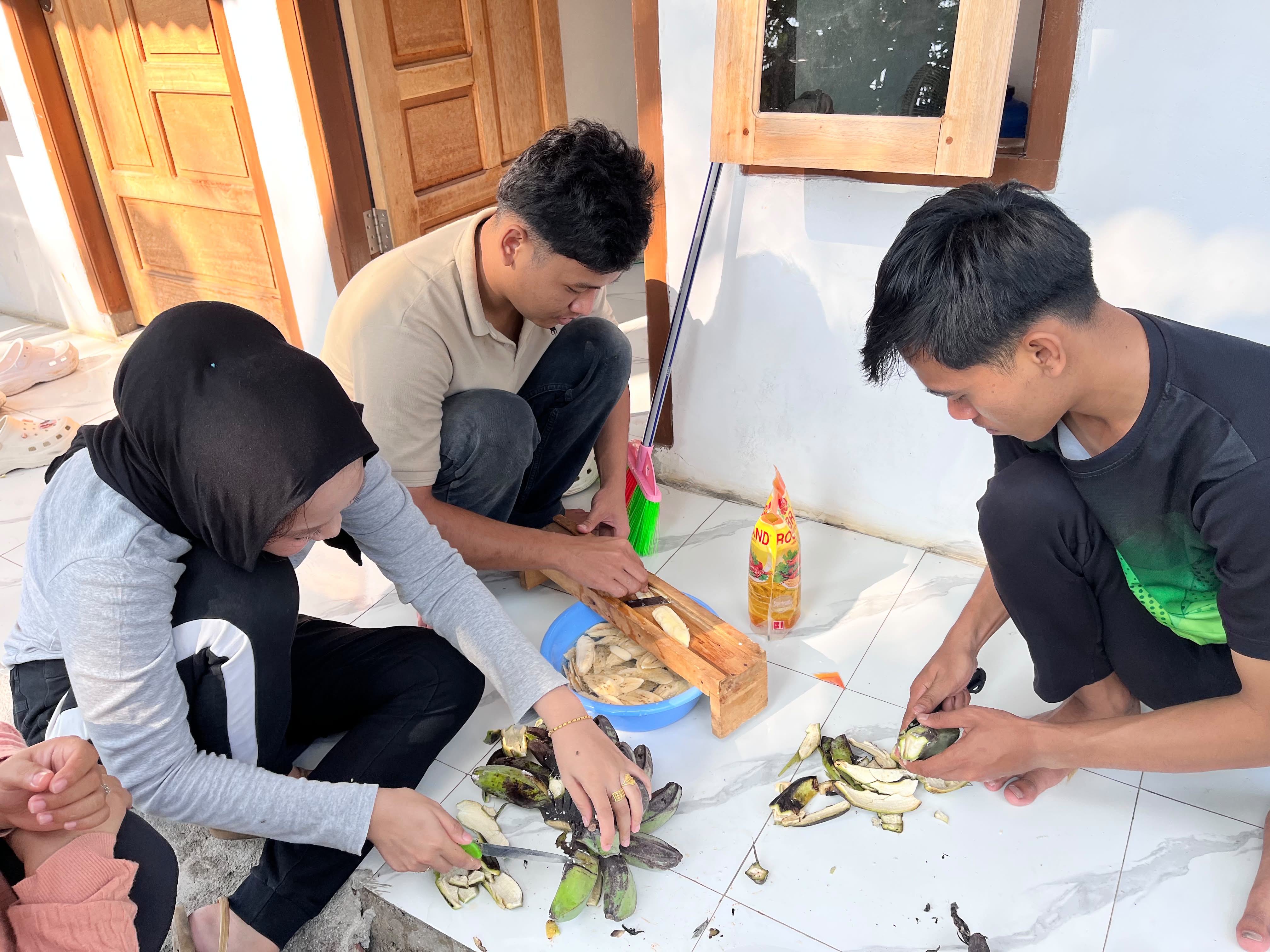 Kebersamaan Kelompok 14 Untuk Persiapan Memasak