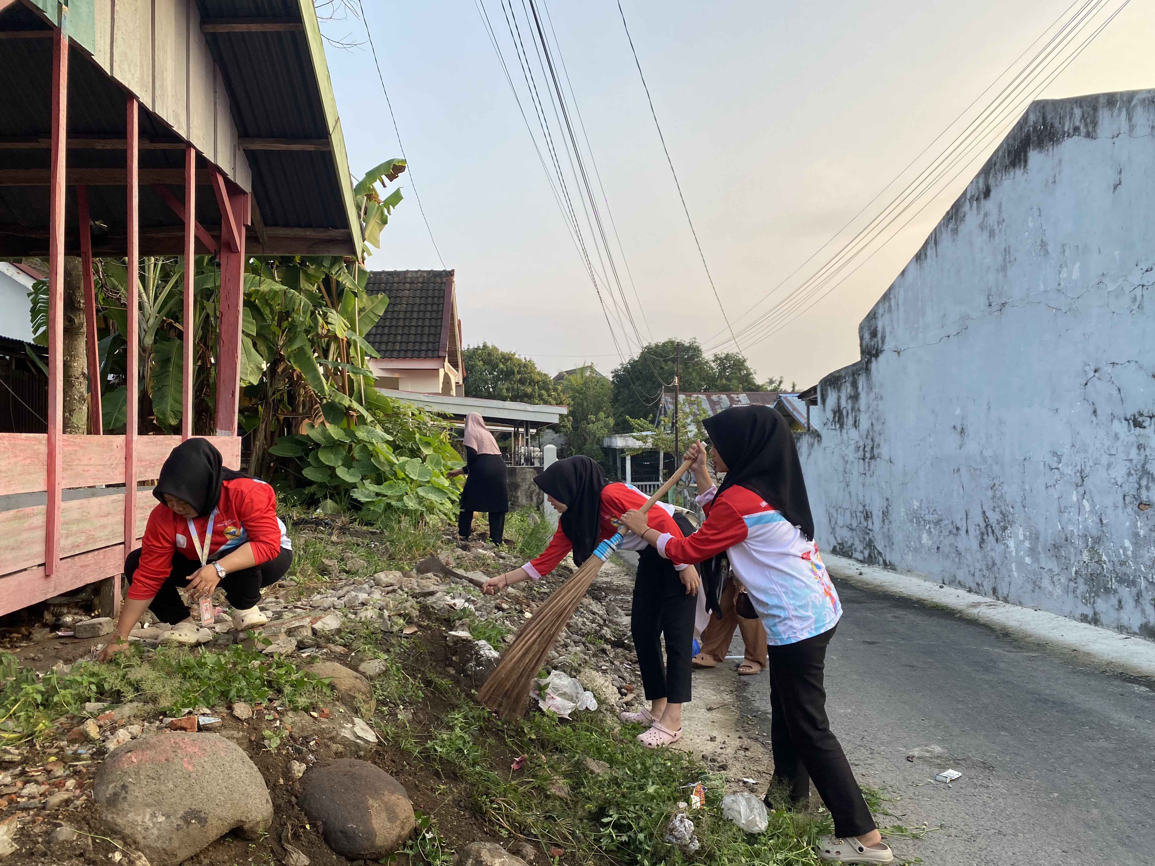 Gotong Royong Membersihkan Area RT 14