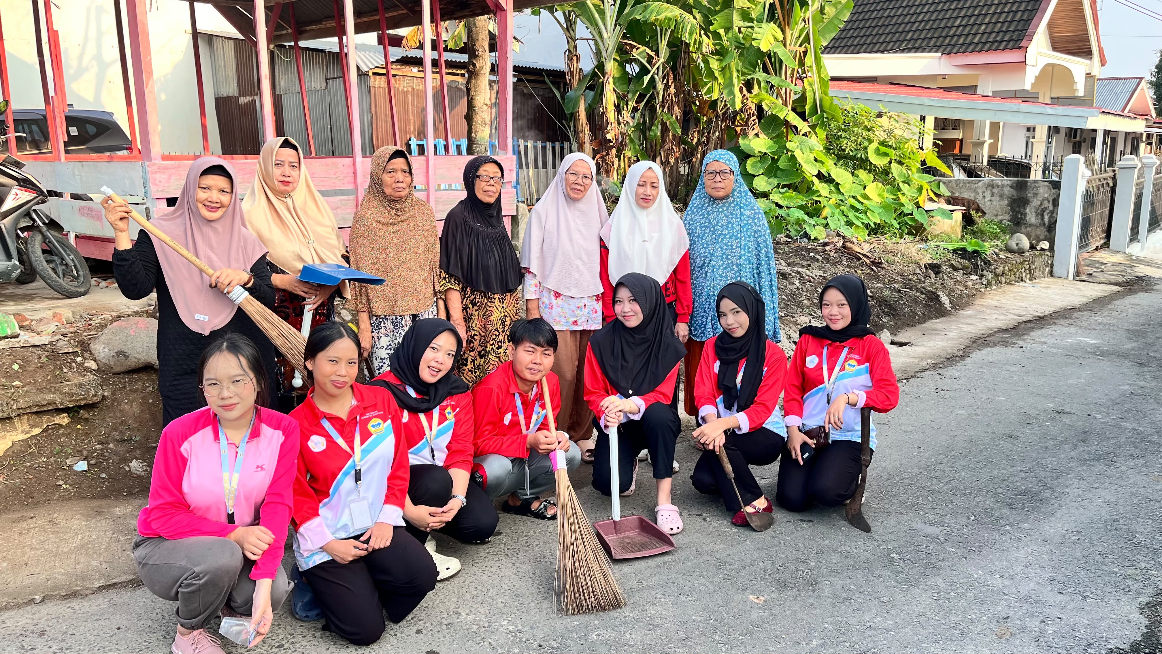 Foto Bersama Warga Setelah Gotong Royong