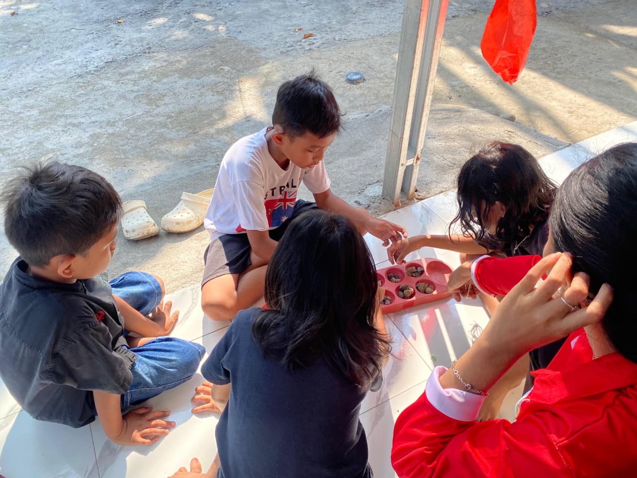 Bermain Permainan Tradisional Bersama Anak Anak RT 14 di Posko