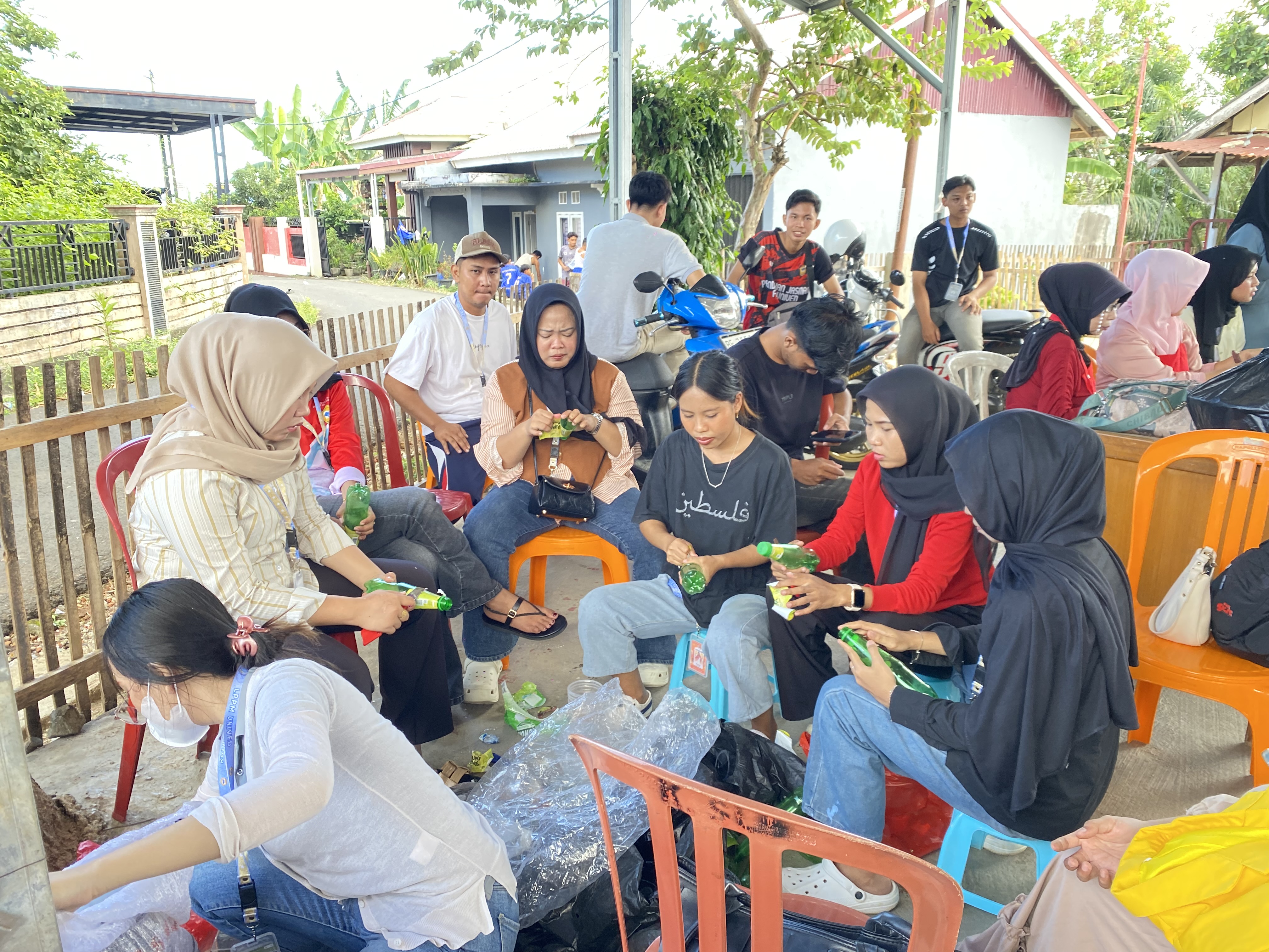 Memilah Sampah di Bank Sampah Keluharan Sawah Lebar Baru
