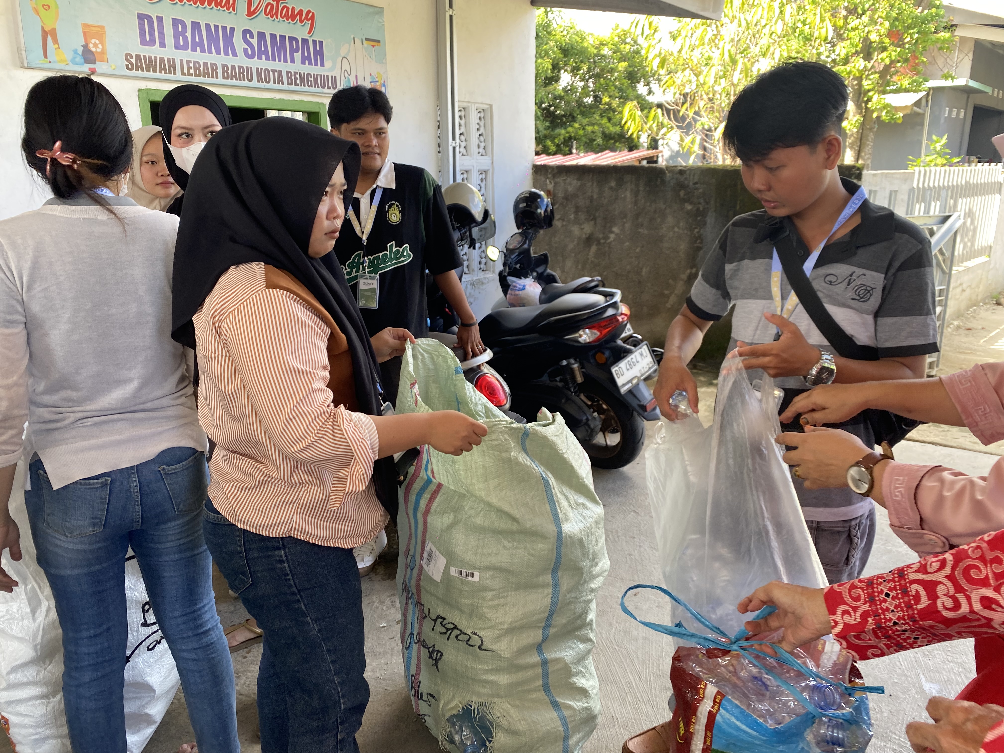 Mengumpulkan Sampah Berdasarkan Jenisnya