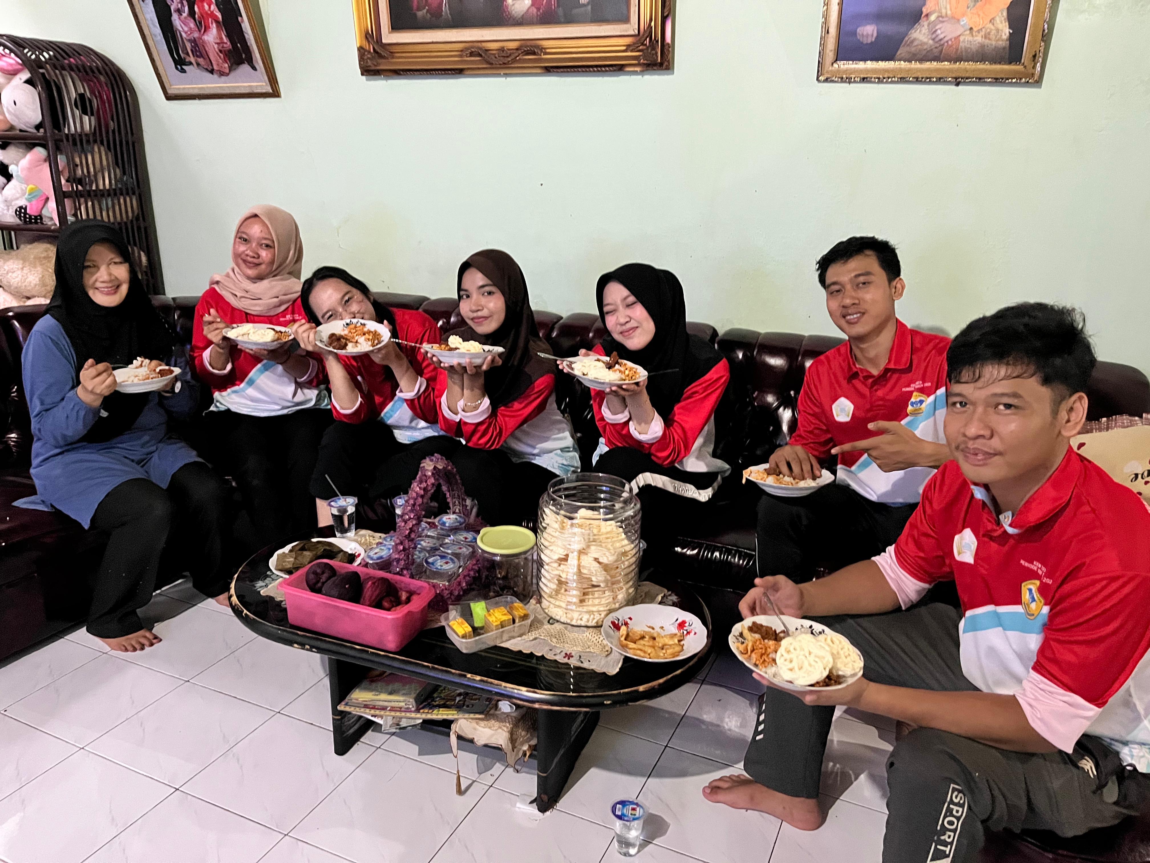 Makan Bersama di Rumah Ibu RW 04