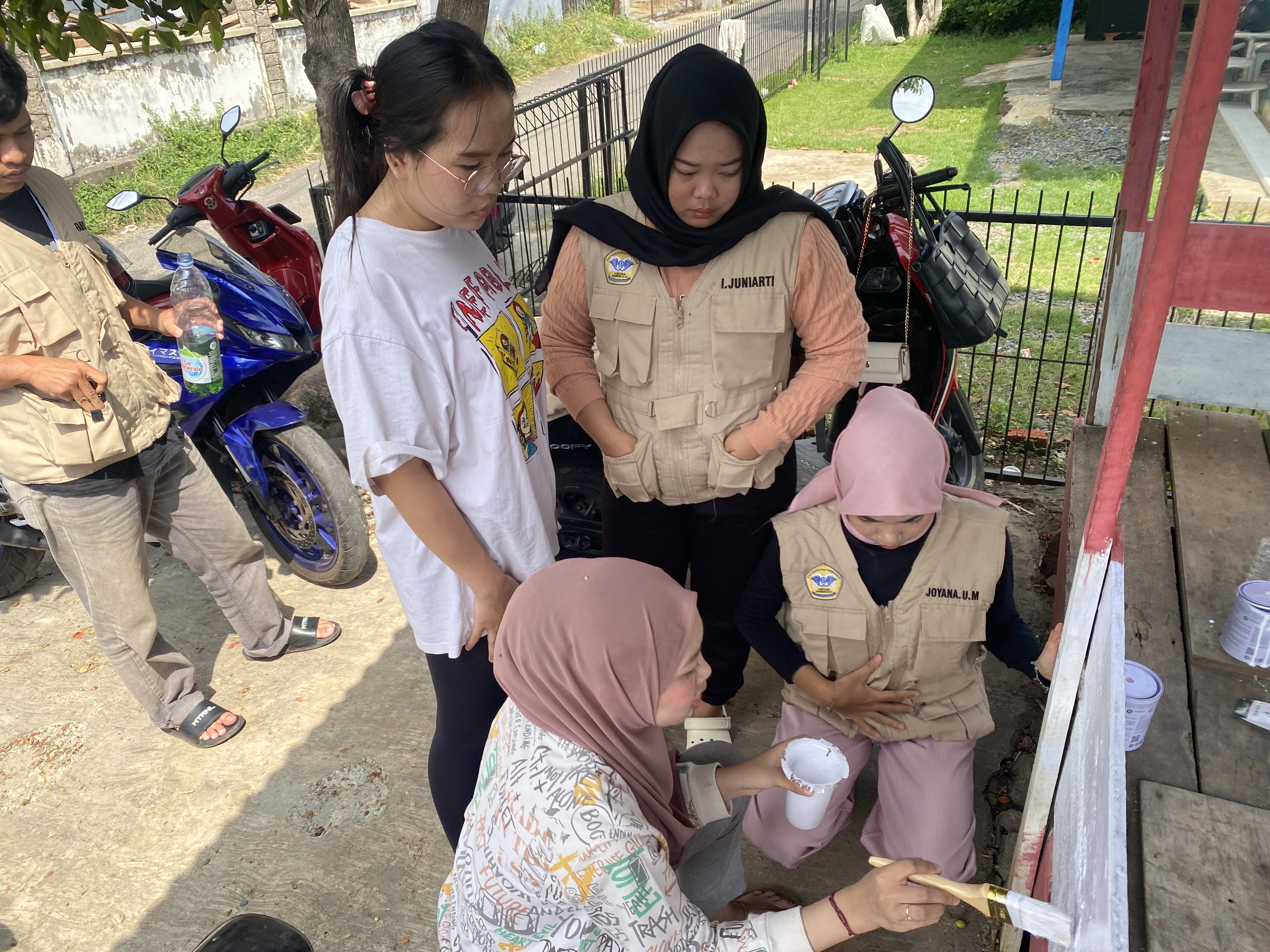 Mengerjakan Proker Mengecat Poskamling RT 14