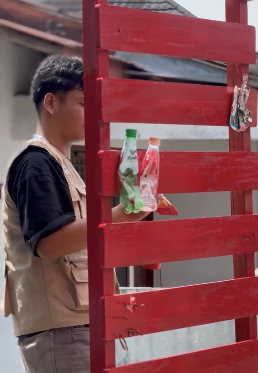 Mengecat Plang Edukasi Sampah