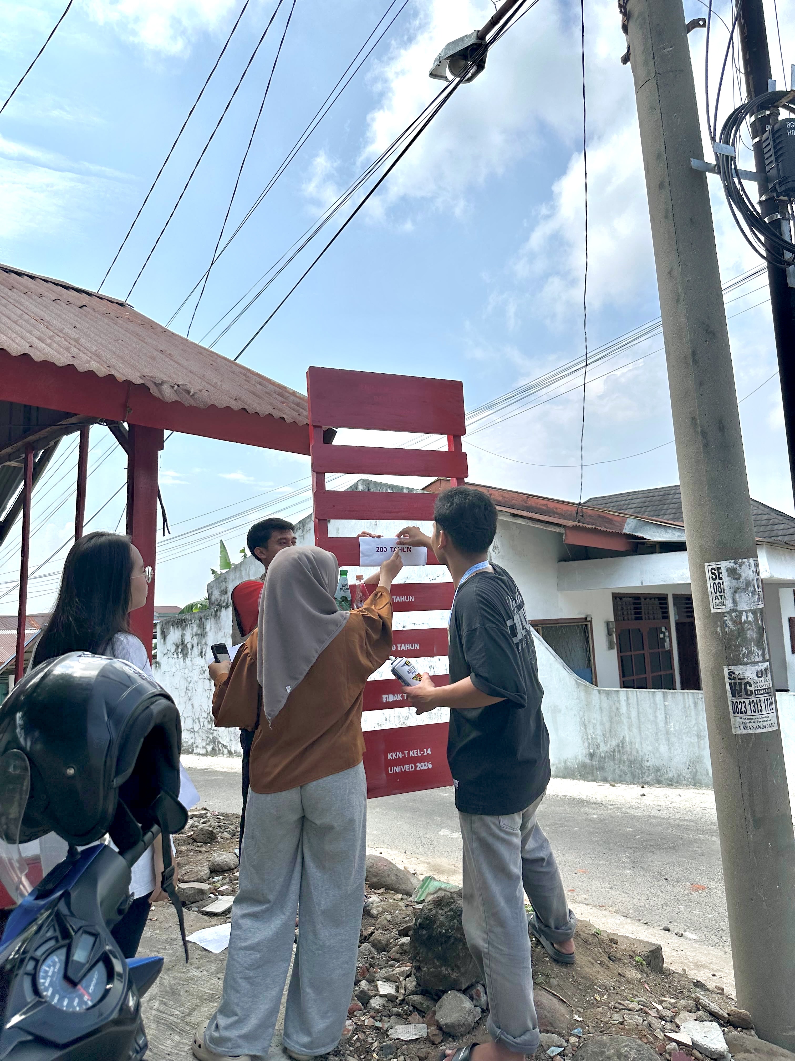 Membuat Tulisan di Plang Edukasi Sampah