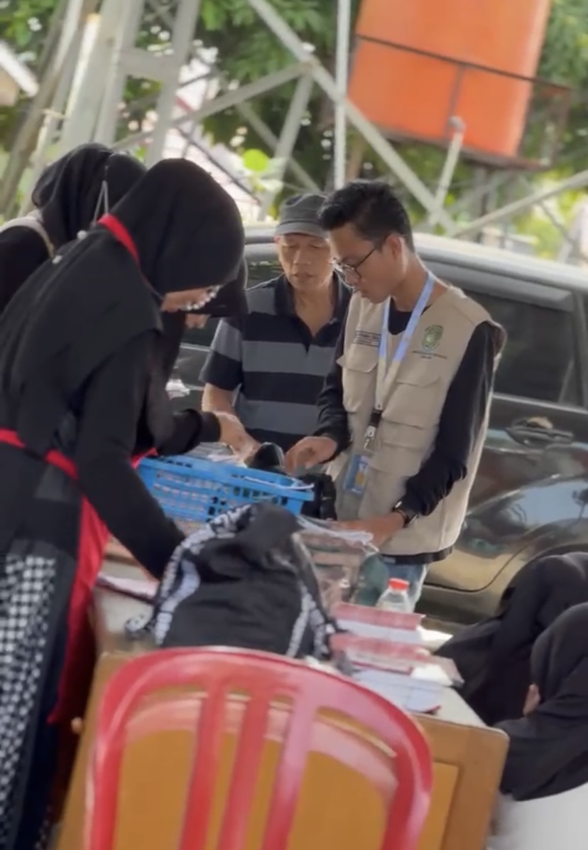Pengecekan Buku Tabungan Nasabah di Bank Sampah