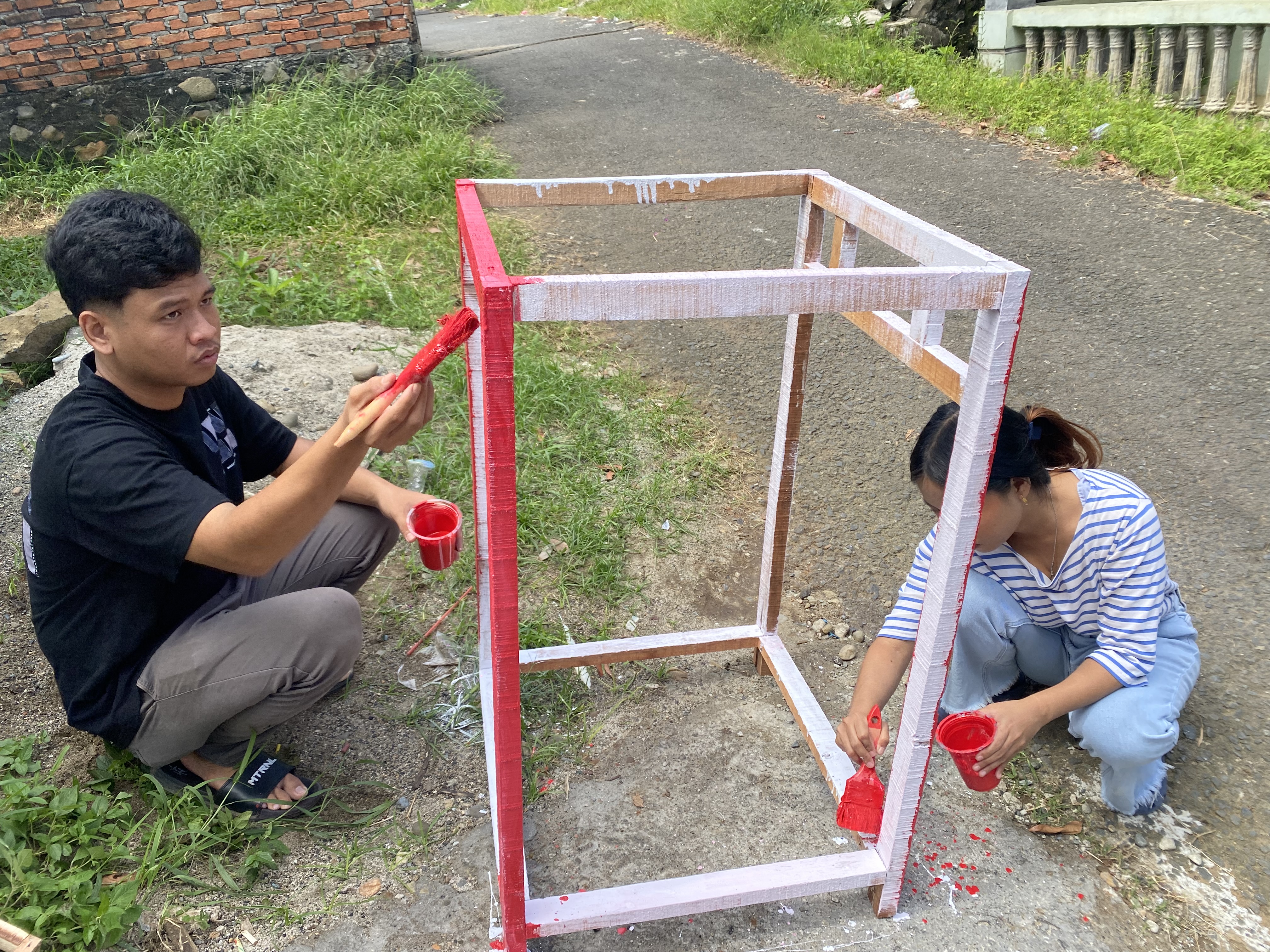 Mengecat Bak Sampah