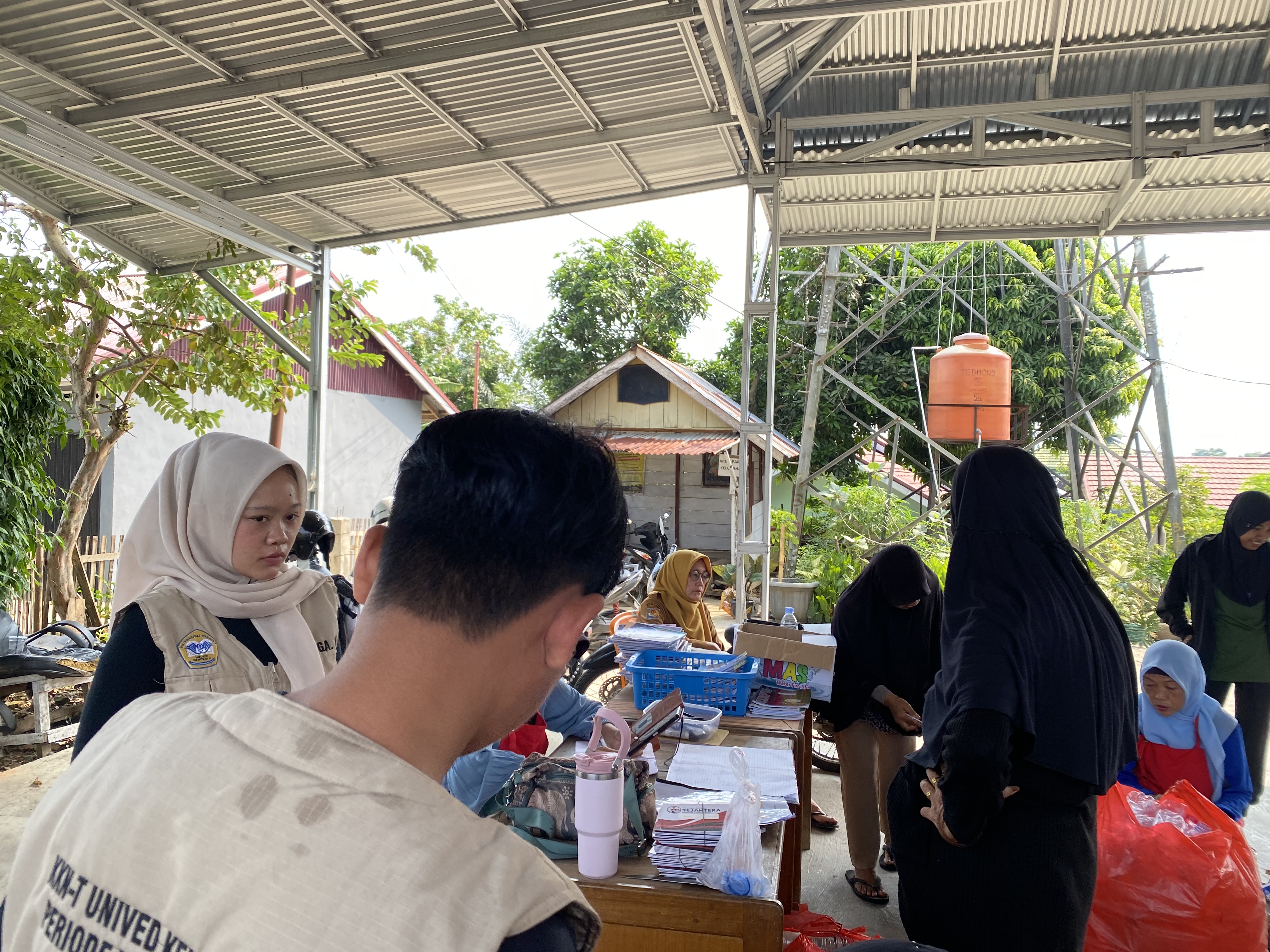 Pengecekan Buku Tabungan Nasabah di Bank Sampah