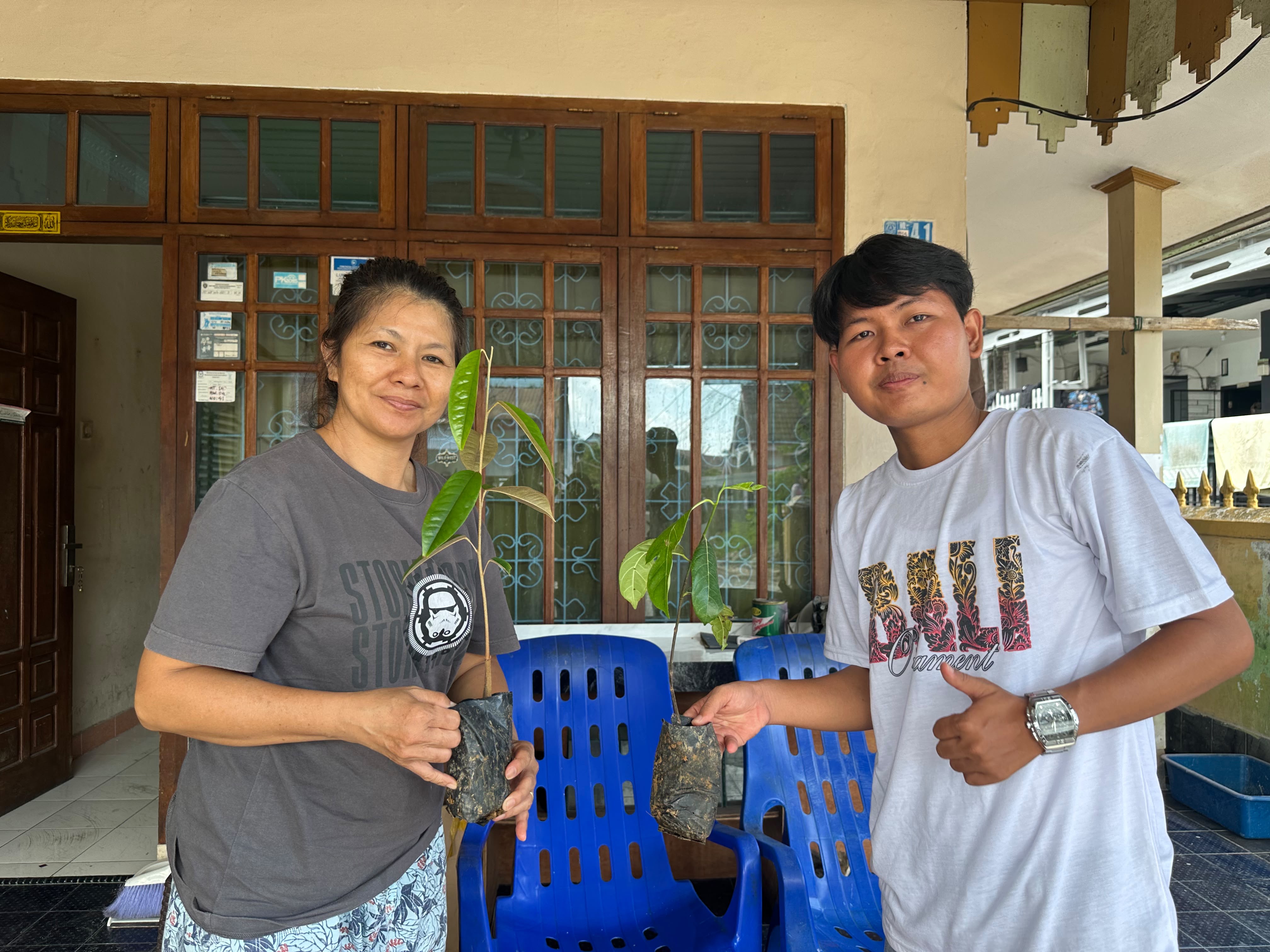 Penyerahan Bibit Kepada Warga
