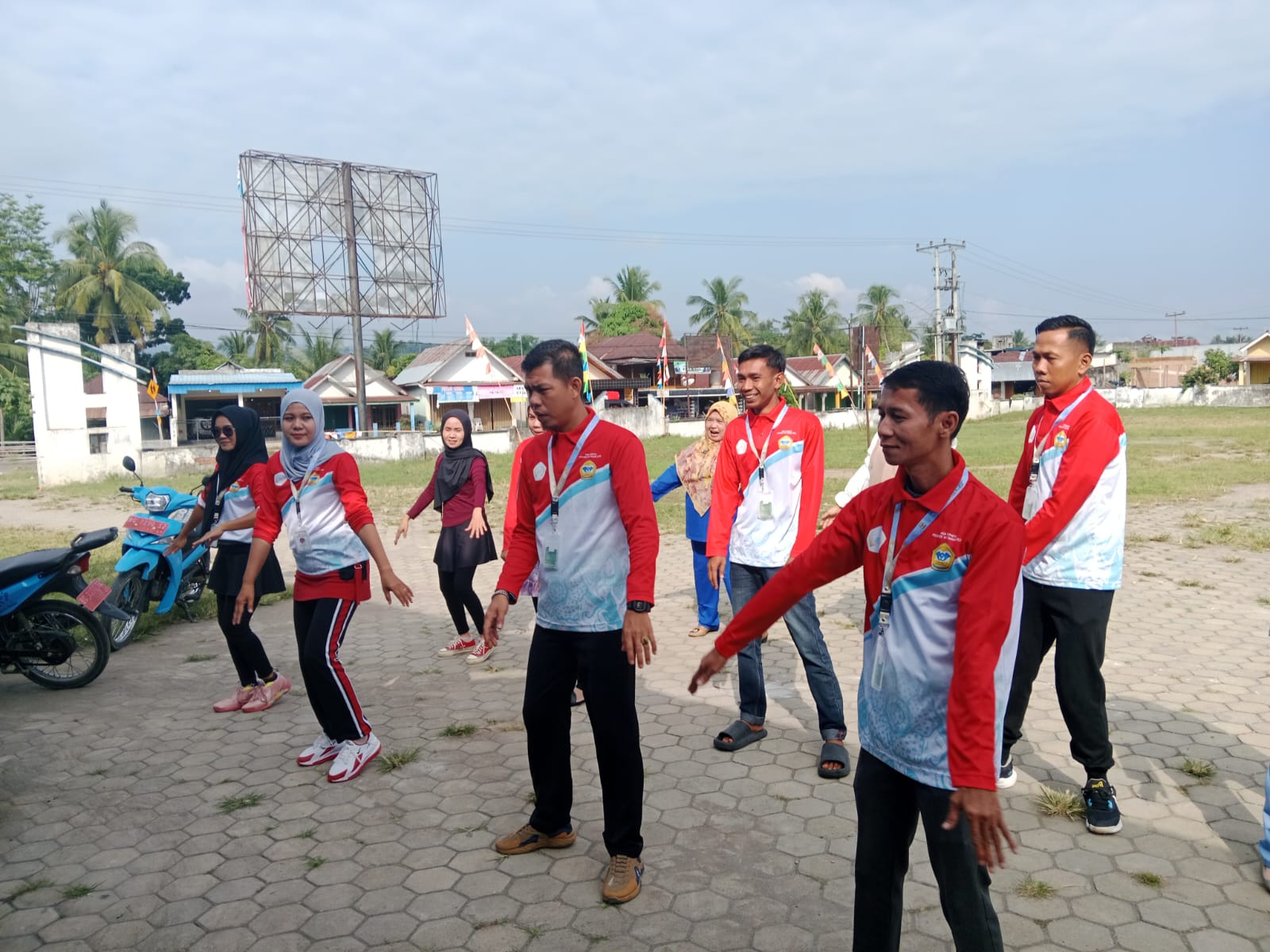 KKN Kelompok 25 Senam pagi bersama perangkat desa 