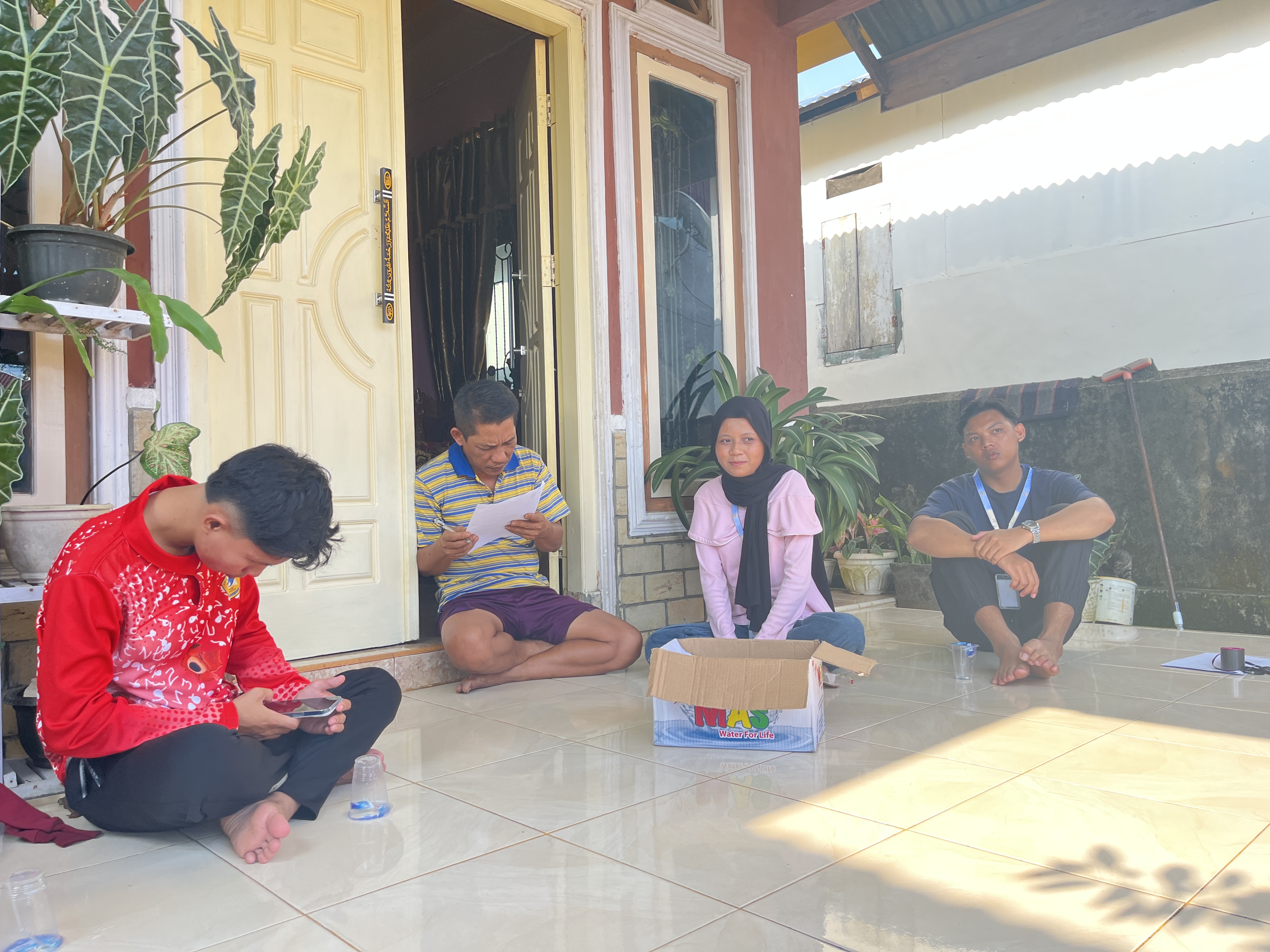 Memberikan Kusioner kepada pak RT