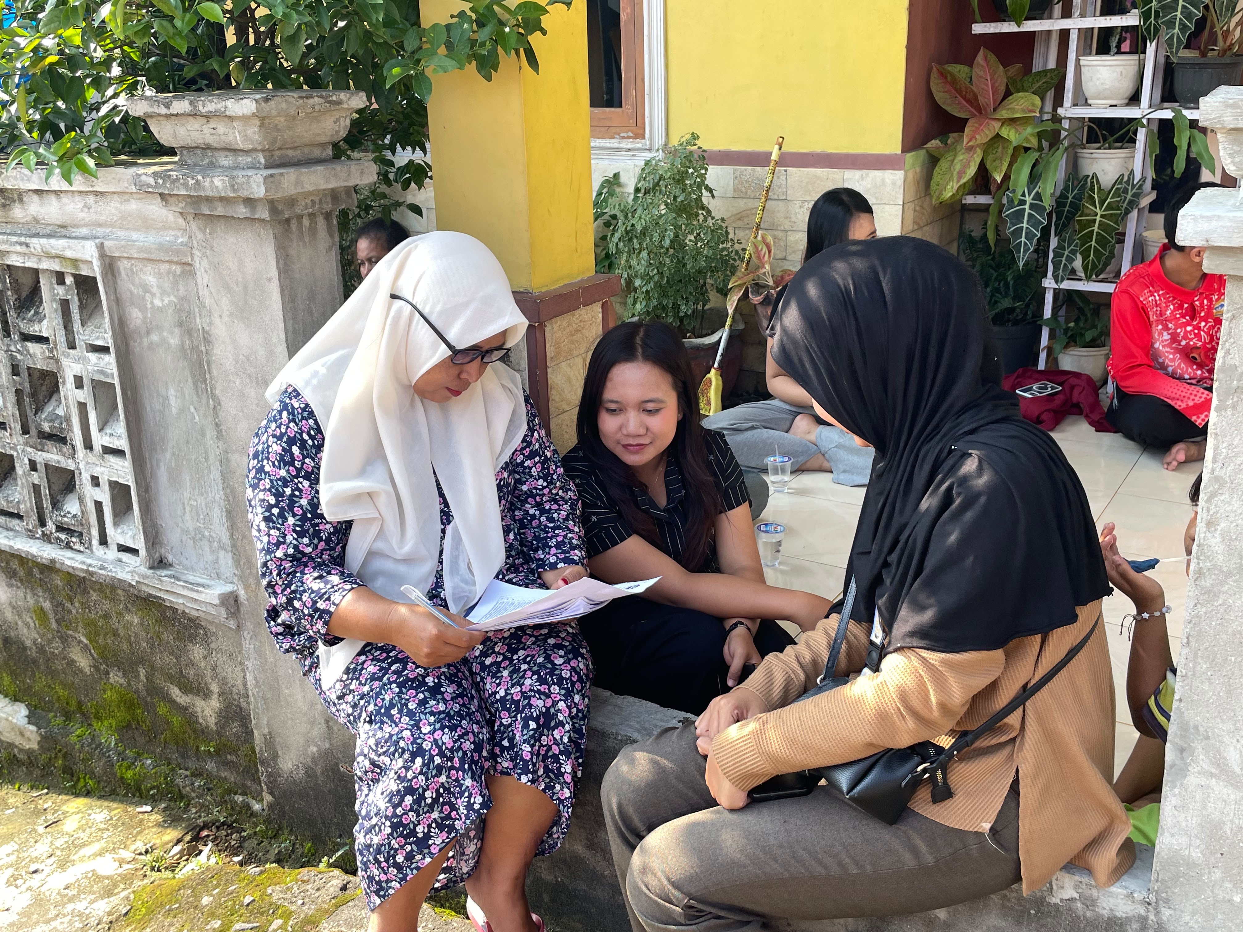 Memberikan Kusioner kepada Ibu Yulianti 