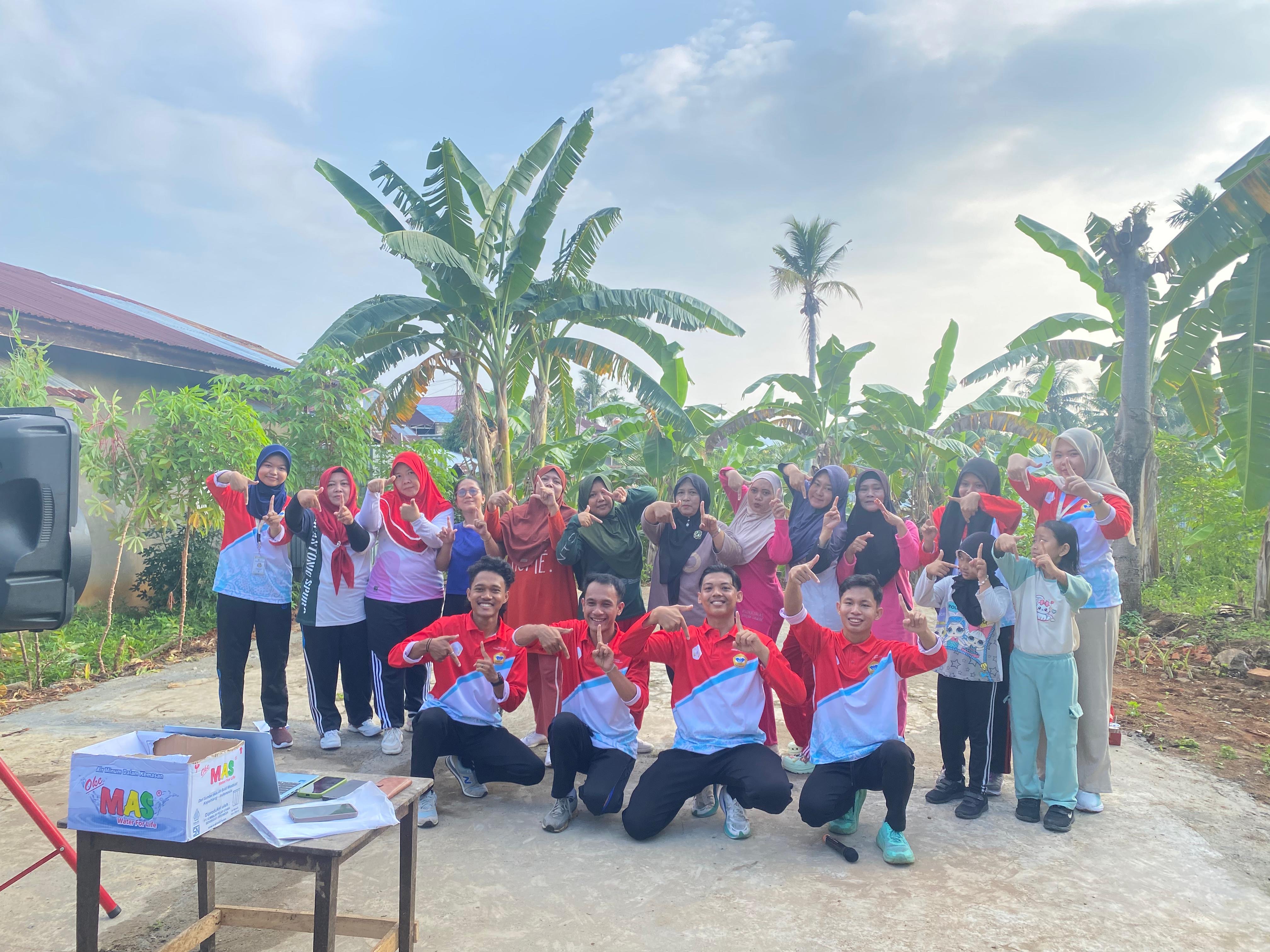 Foto bersama warga setelah kegiatan sosialisasi proker dan senam bersama 
