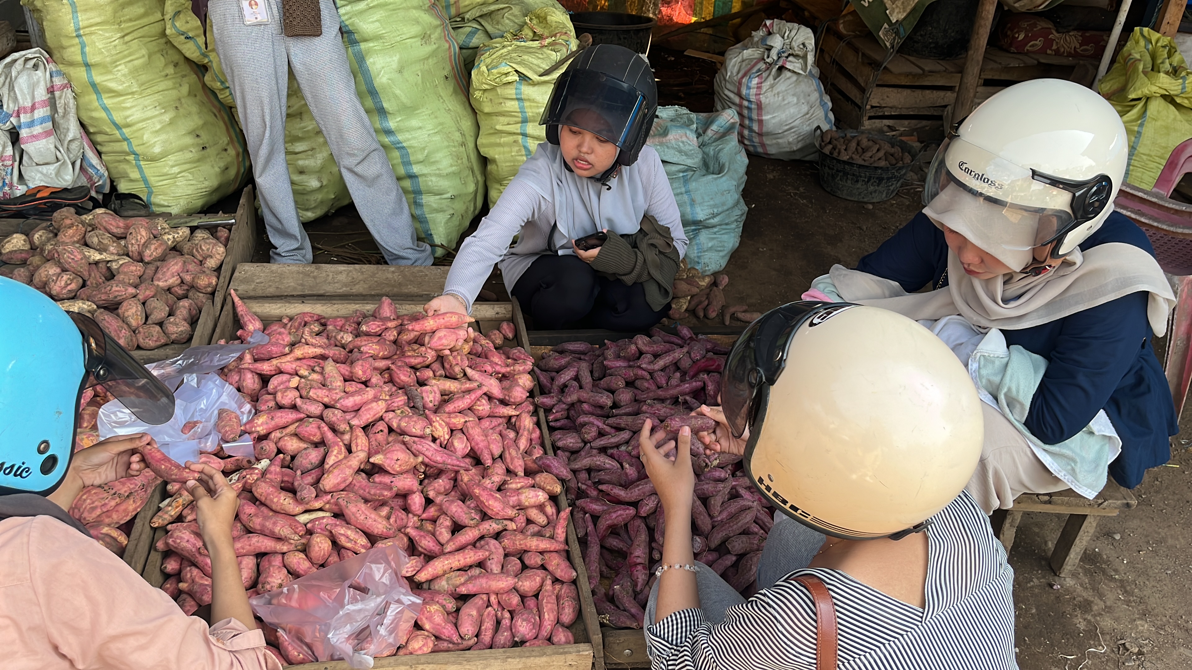 Beli Ubi ke pasar bersama kelompok 17 