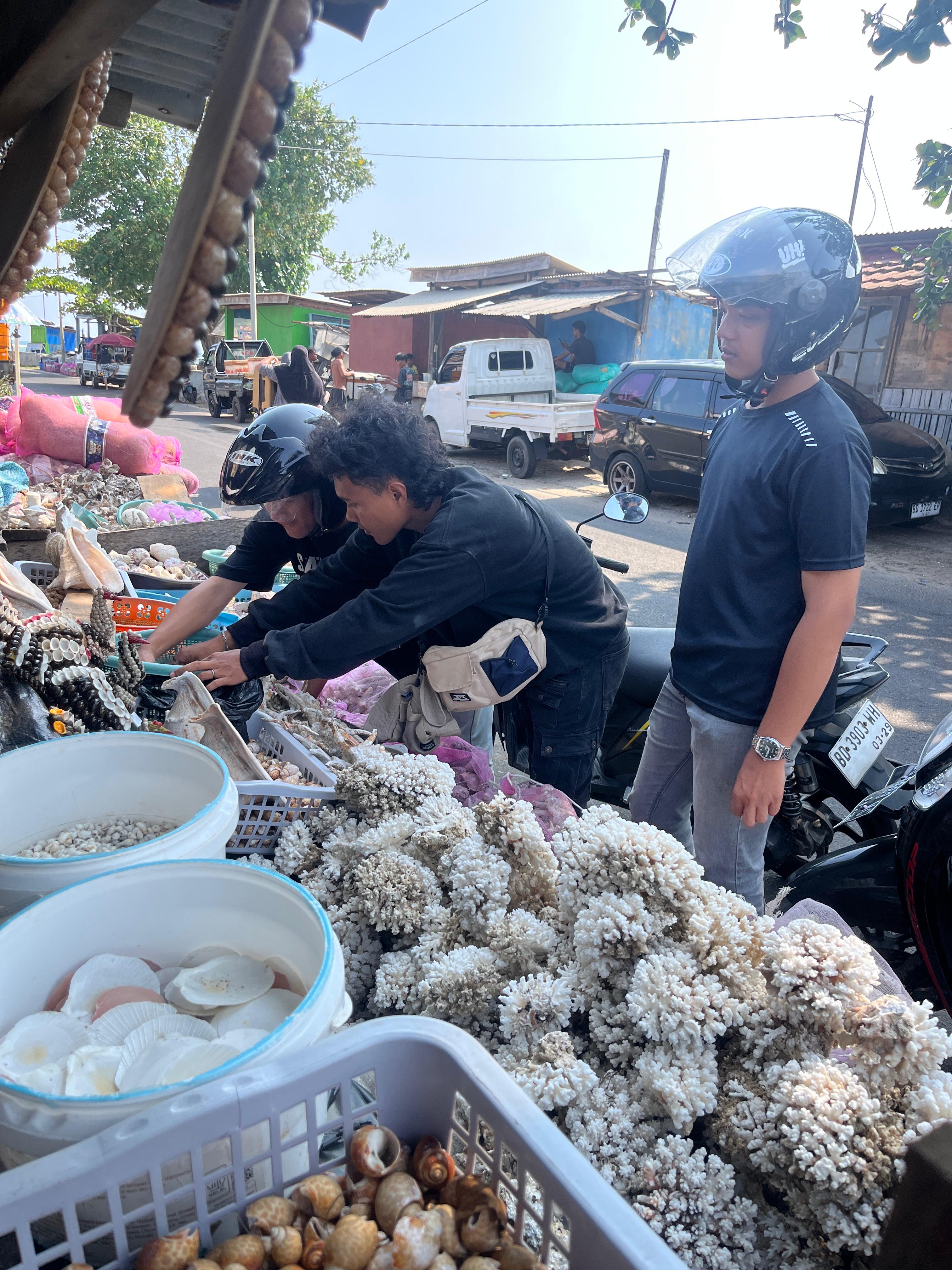 Beli kerang di pantai untuk Proker minyak jelantah diolah menjadi lilin aromaterapi 